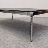 Table basse moderniste italienne en métal chromé et ardoise vers 1970