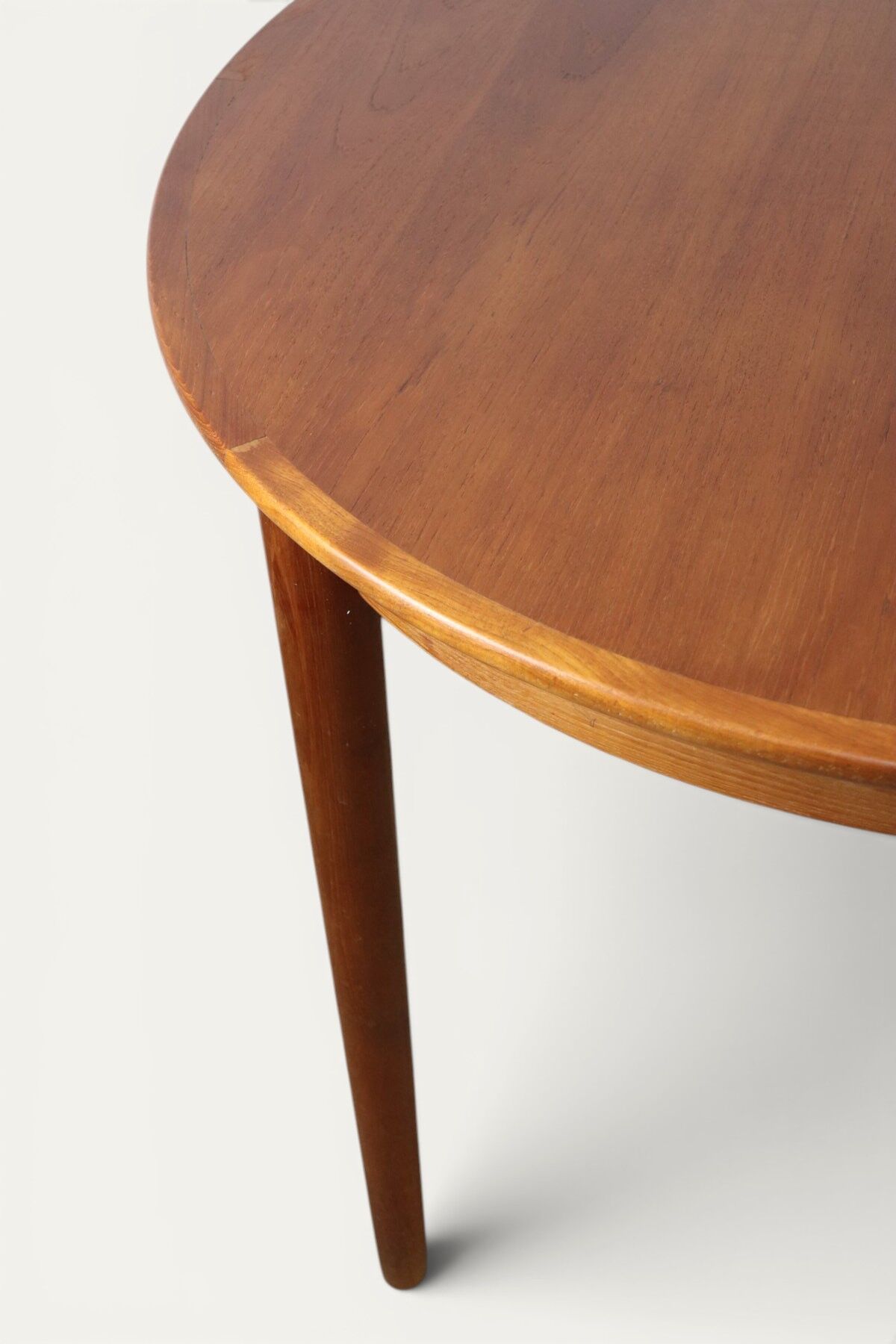 Table ronde de repas extensible danoise en teck – Années 1960