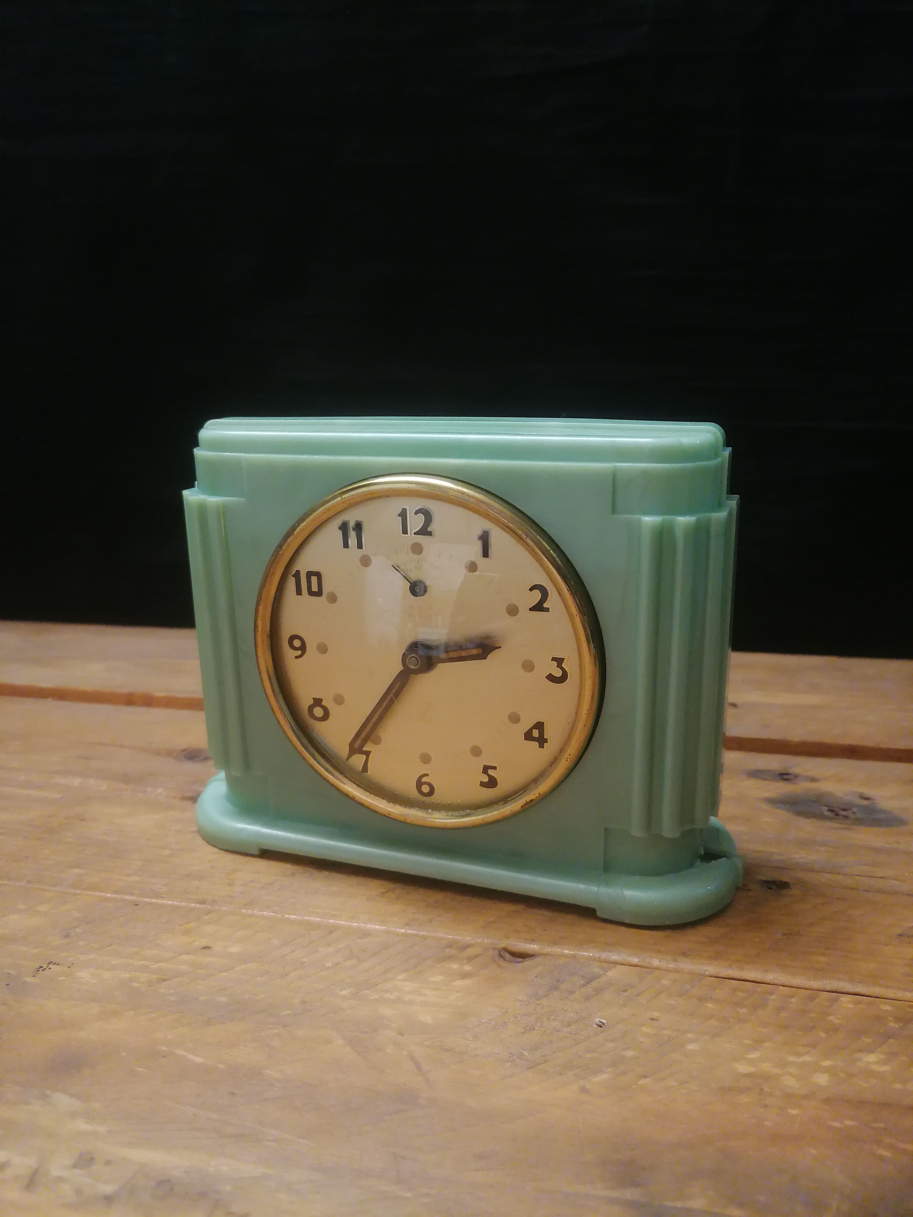 JAZ Pendulette / Mechanical Awakening - Art Deco Style - Mint Color - 1950s