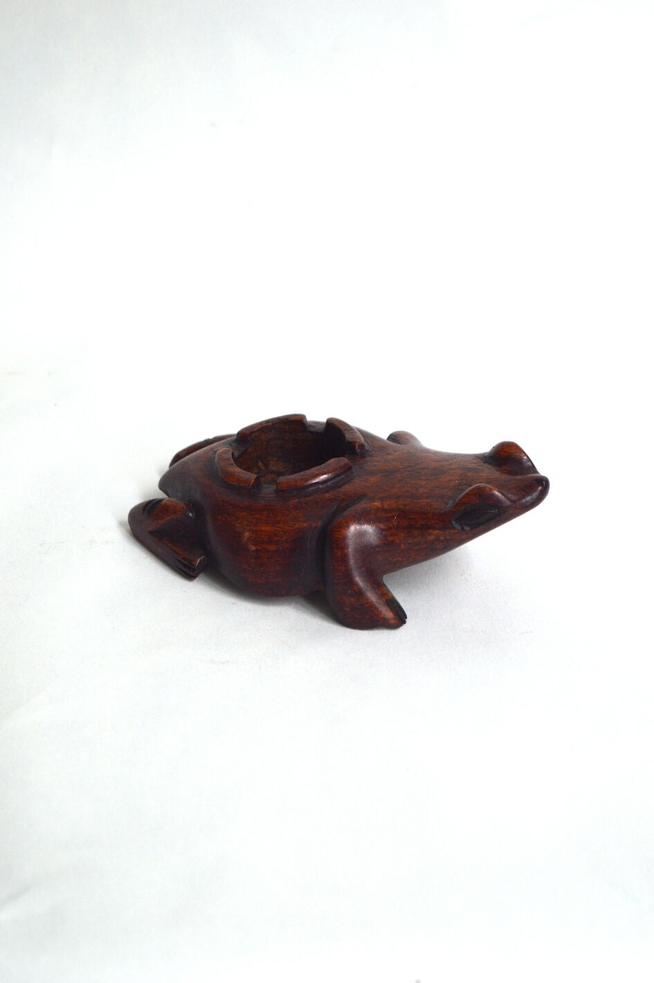 Cendrier grenouille en bois sculpté