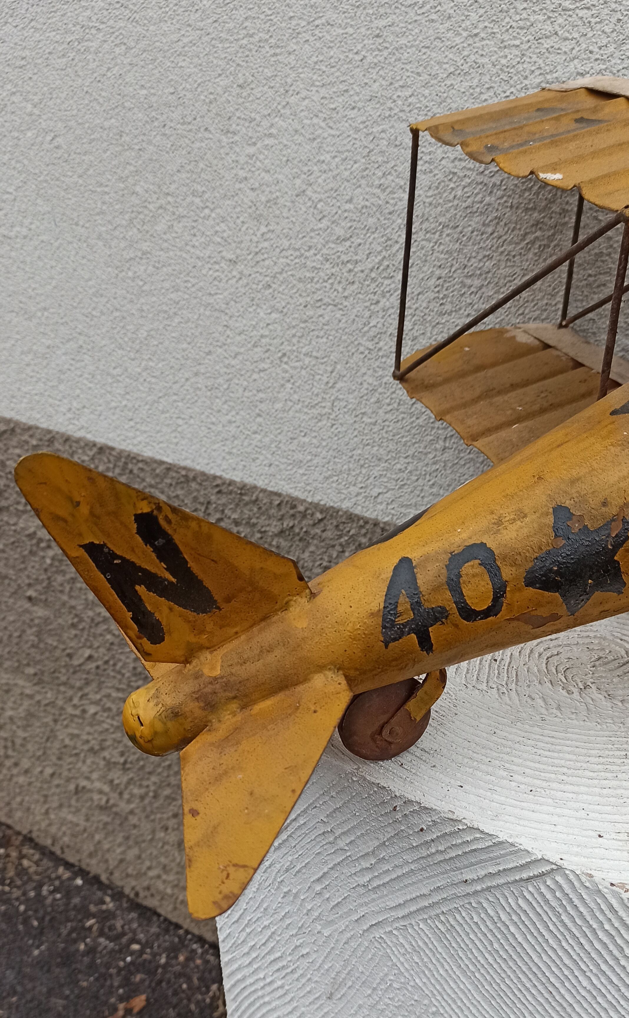 Avion miniature en métal