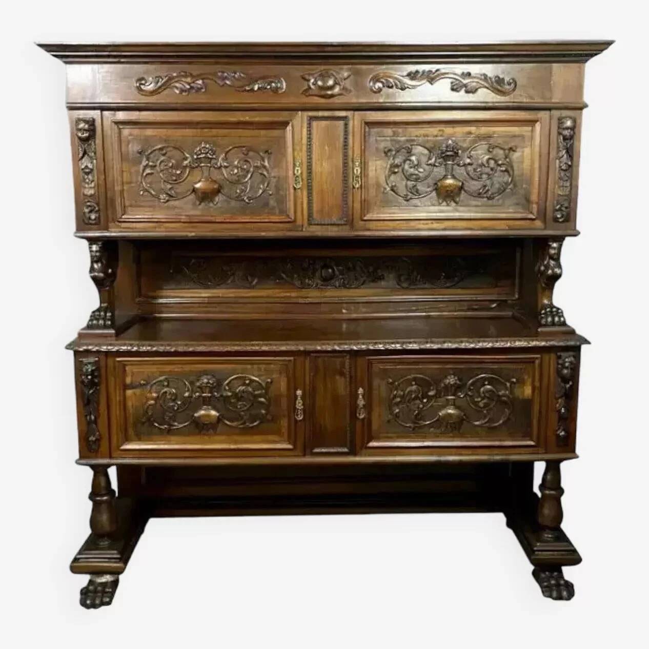 Renaissance sideboard in solid walnut with its original patina circa 1850