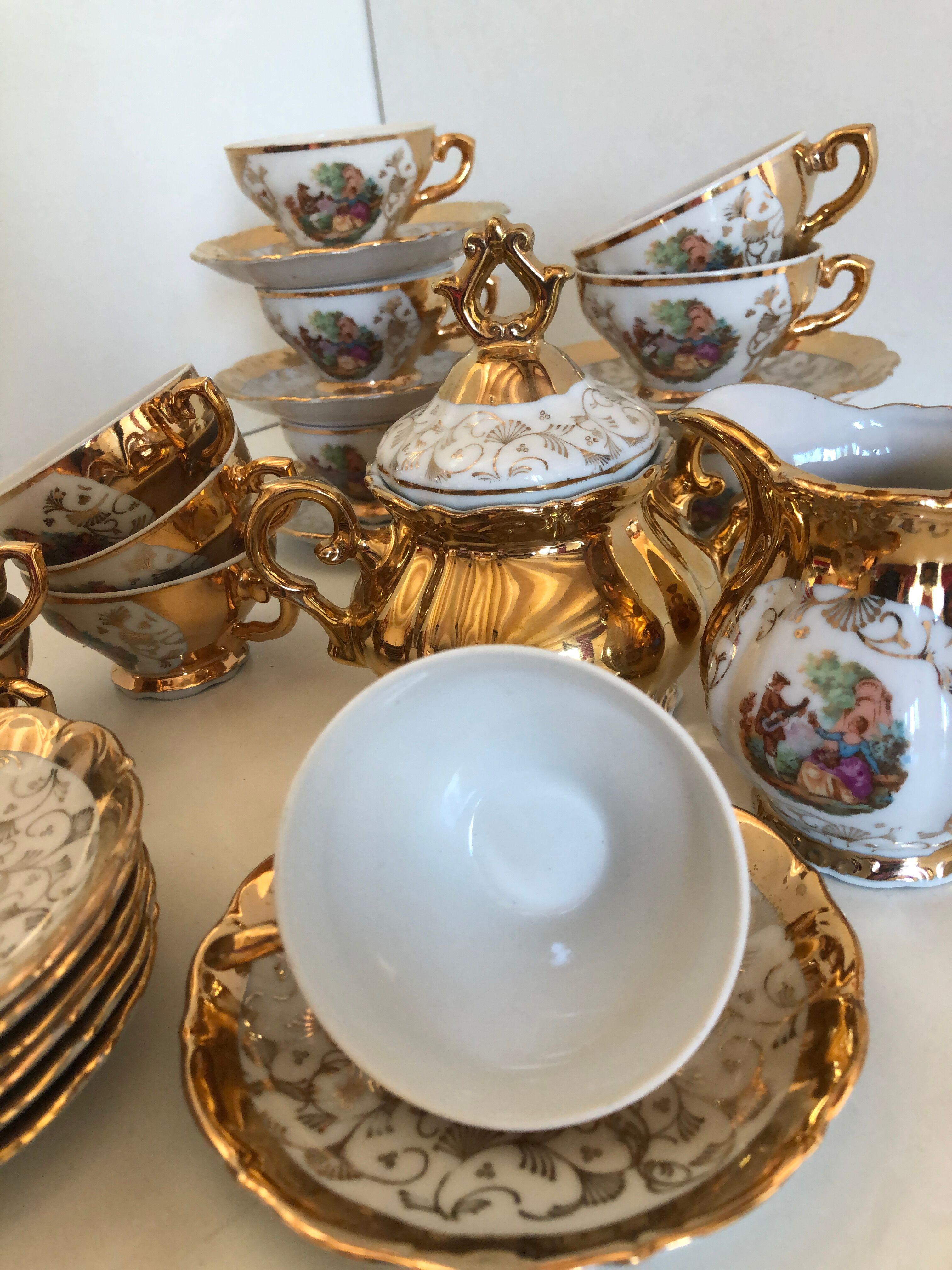 Gold Italian porcelain service. Coffee cups - sugar - cream pot / Gallant scene