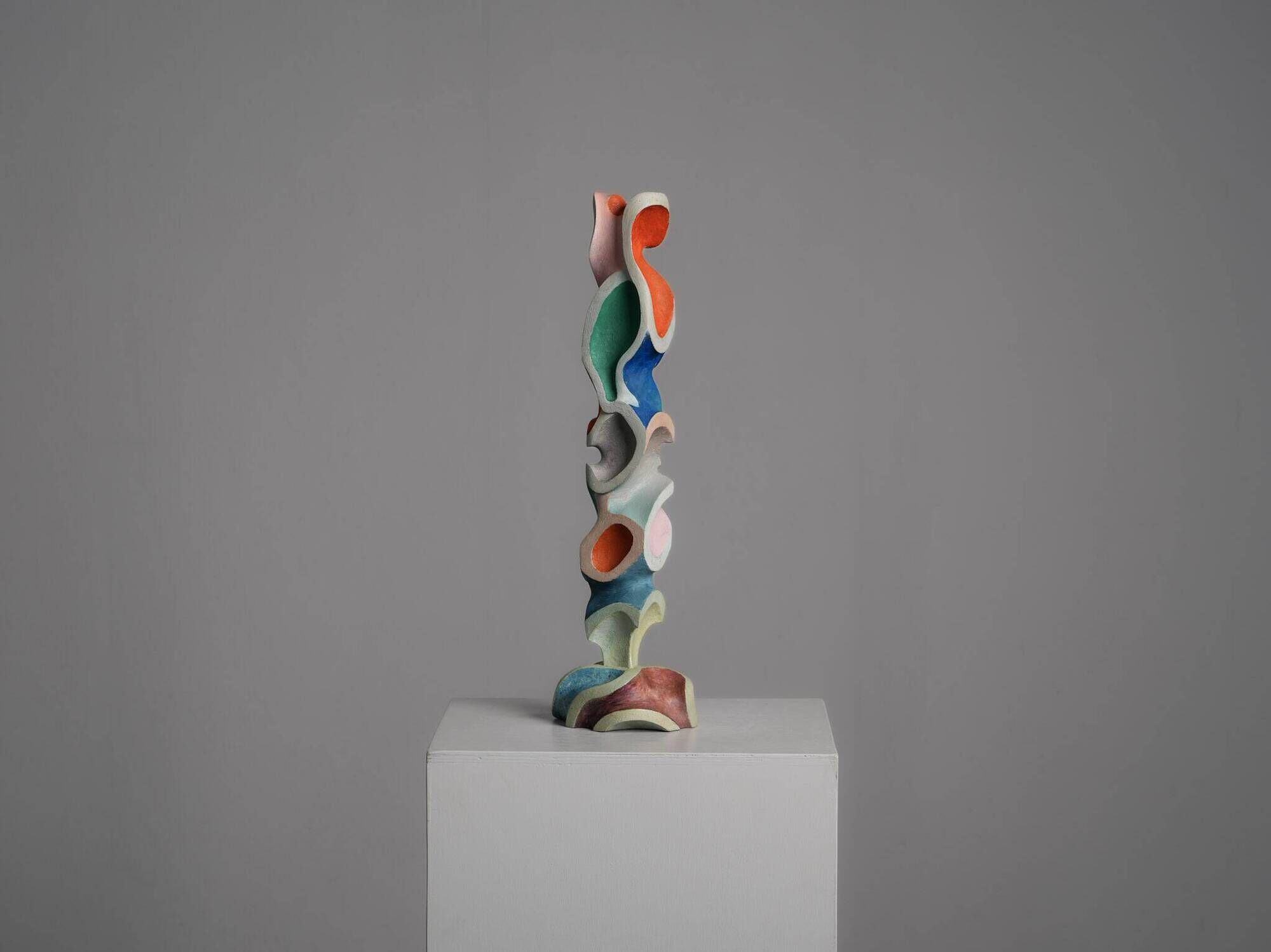Sculpture en bois polychrome abstraite, attribuée à Ivan Stoyanov, Bulgarie, 1981
