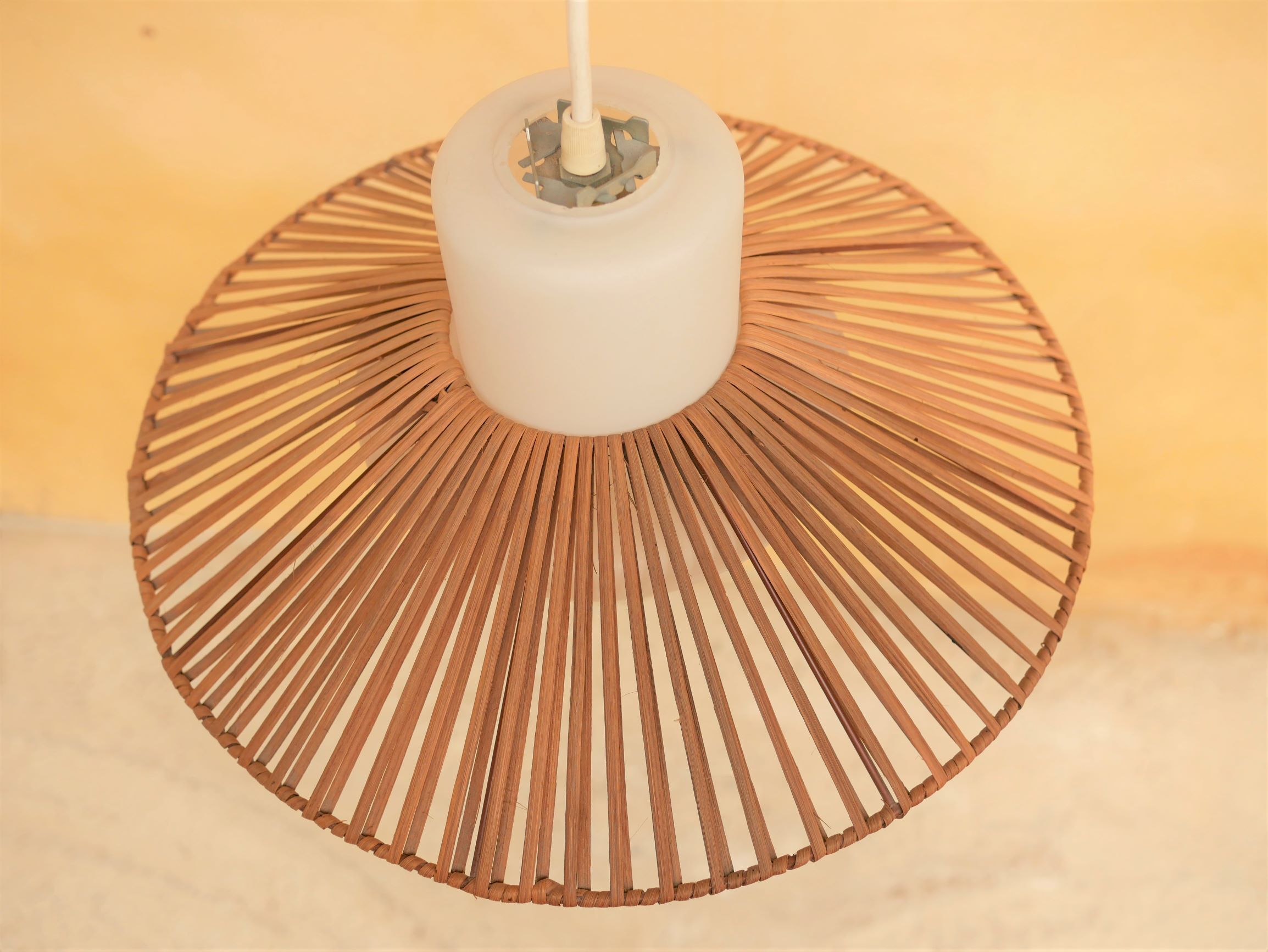 Suspension vintage en verre et en rotin