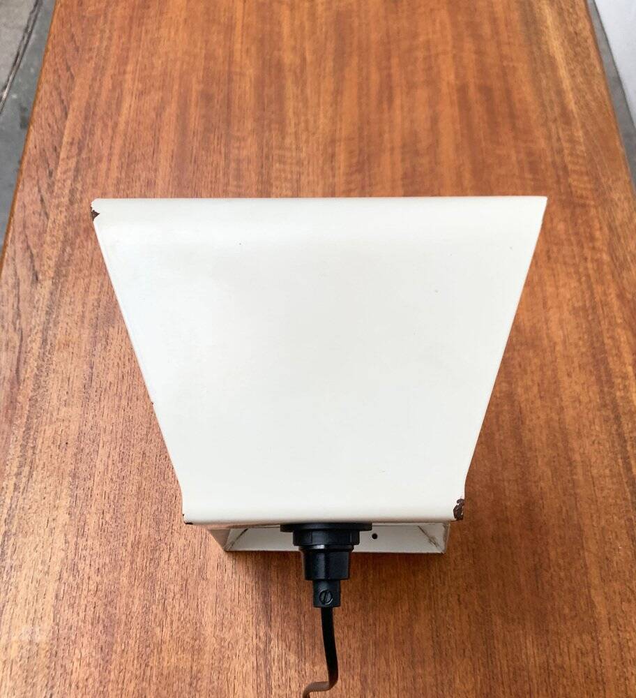 Lampe de table minimaliste en tole de l'ère spatiale italienne des années 60 par G. Grego.