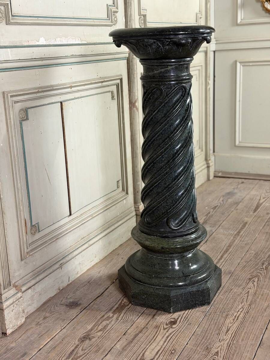 Column in green serpentine marble, shaft sculpted in a spiral, circa 1880