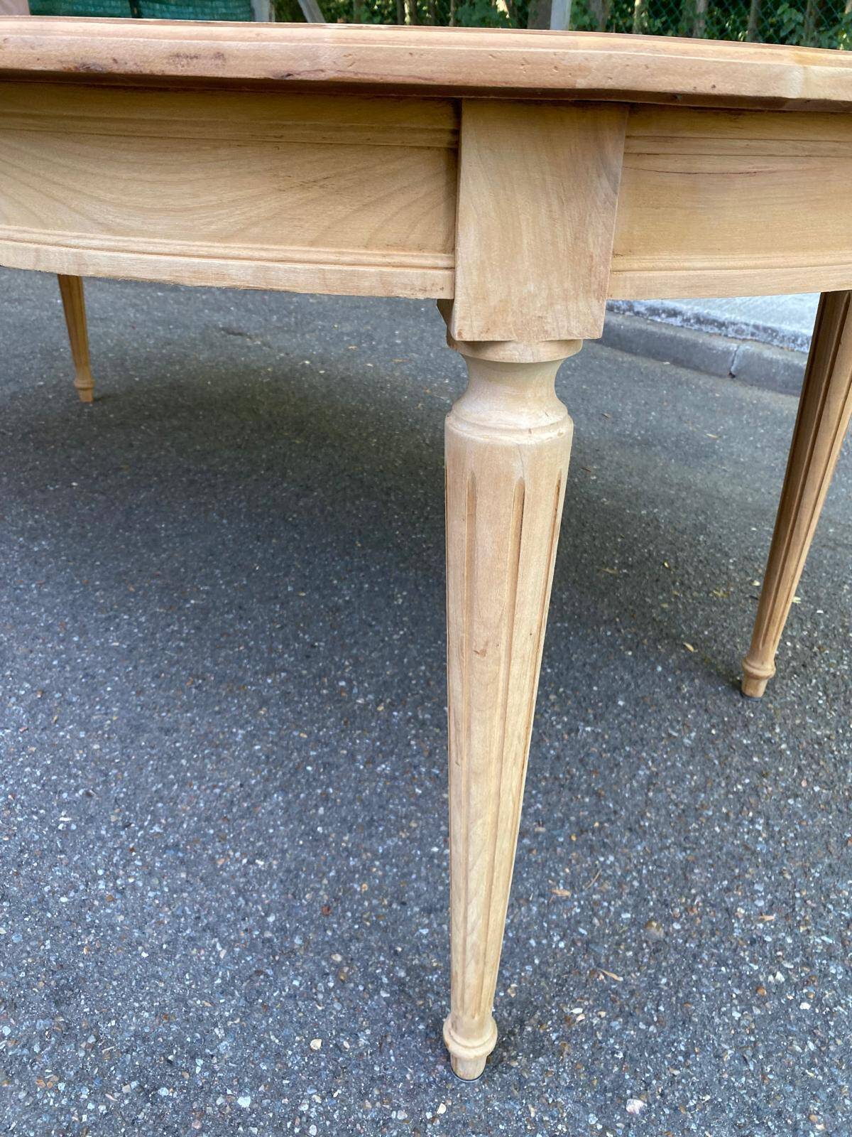 Extendable round table in renovated Louis XVI style, made of light wood, with 2 extensions.
