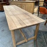 Oak farmhouse table and its 2 benches