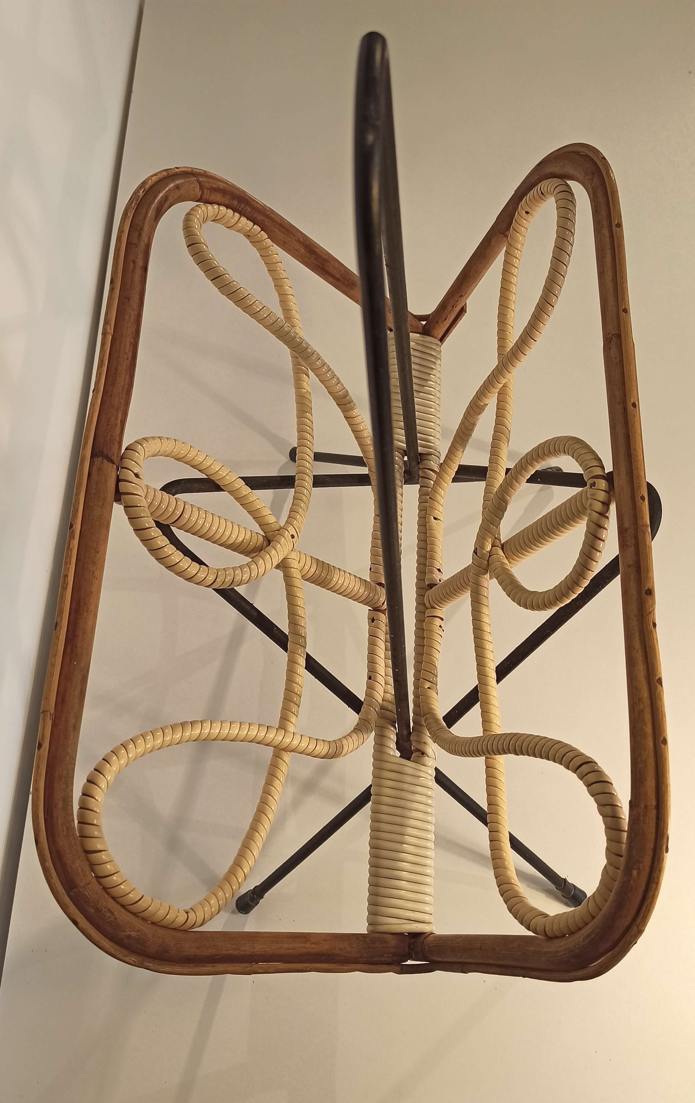 Porte vintage magazine rattan ratin white scoubidou and black metal trample