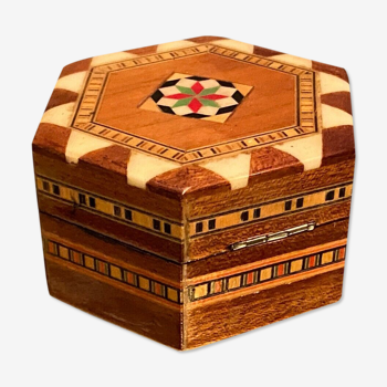 Hexagonal box box with Syrian-style inlaid decoration
