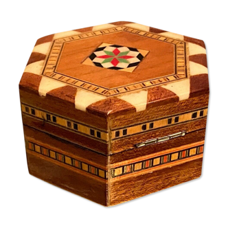 Hexagonal box box with Syrian-style inlaid decoration