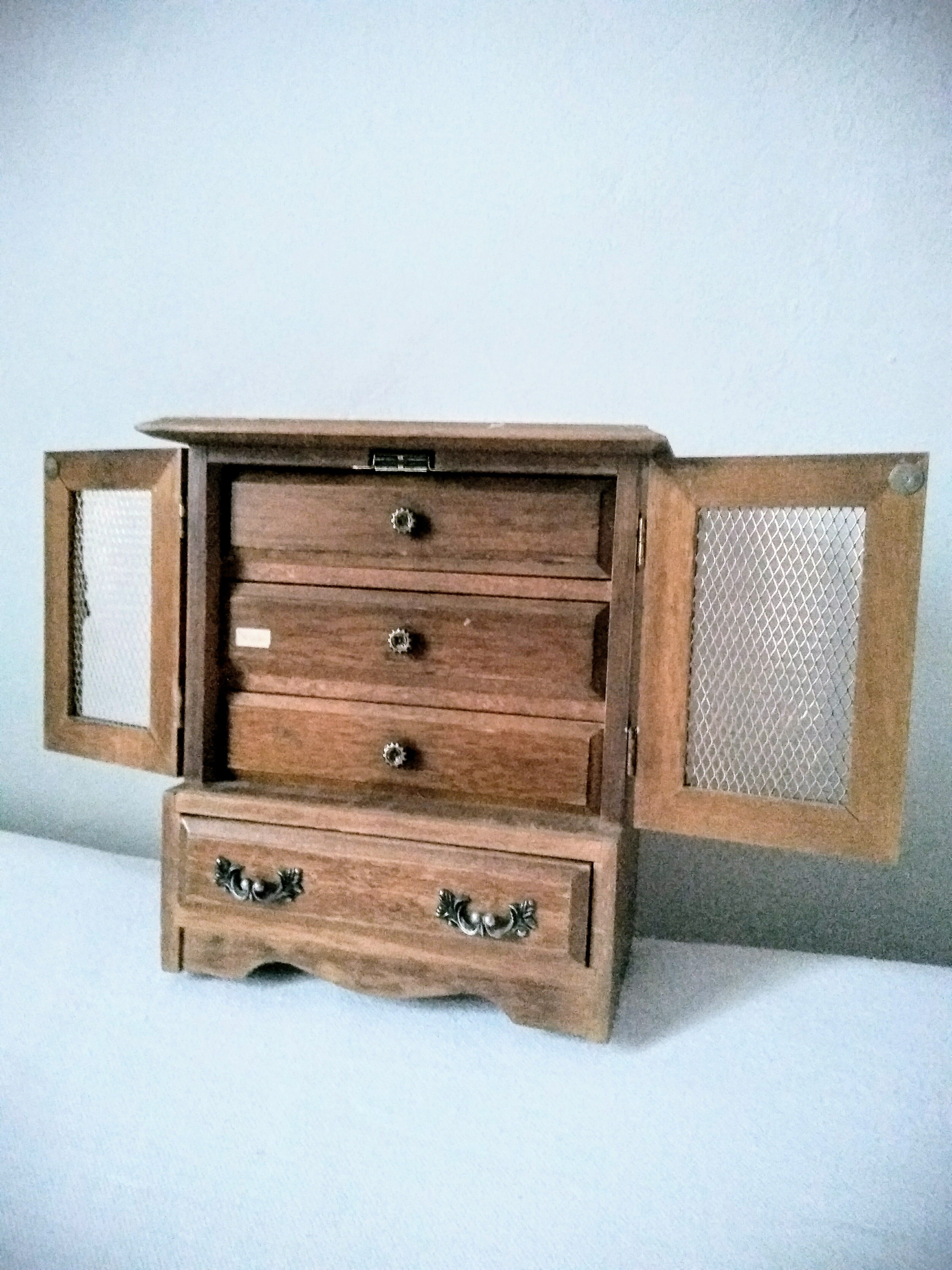 Musical jewelry cabinet