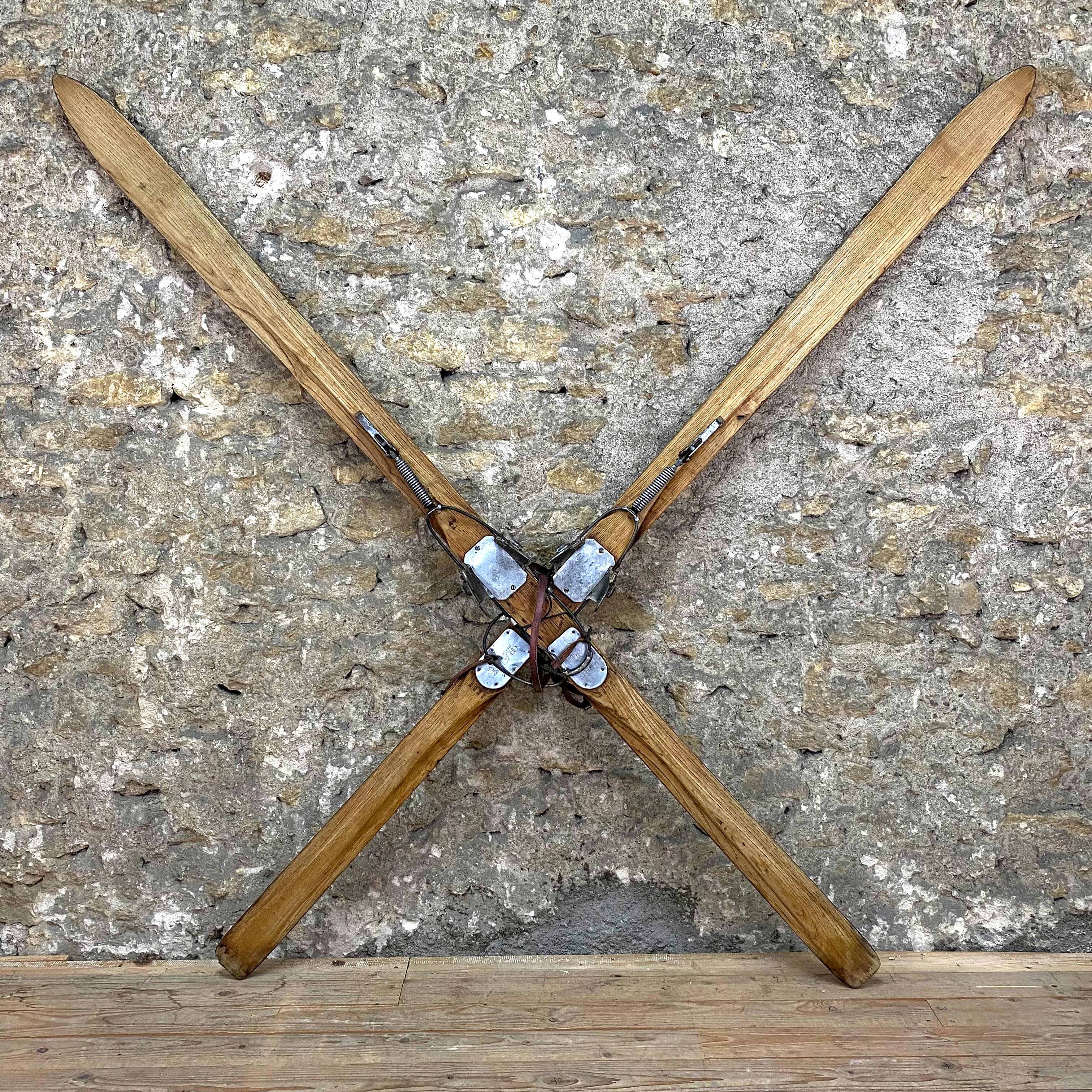 Old skis wood ash deco chalet mountain vintage 208 cm