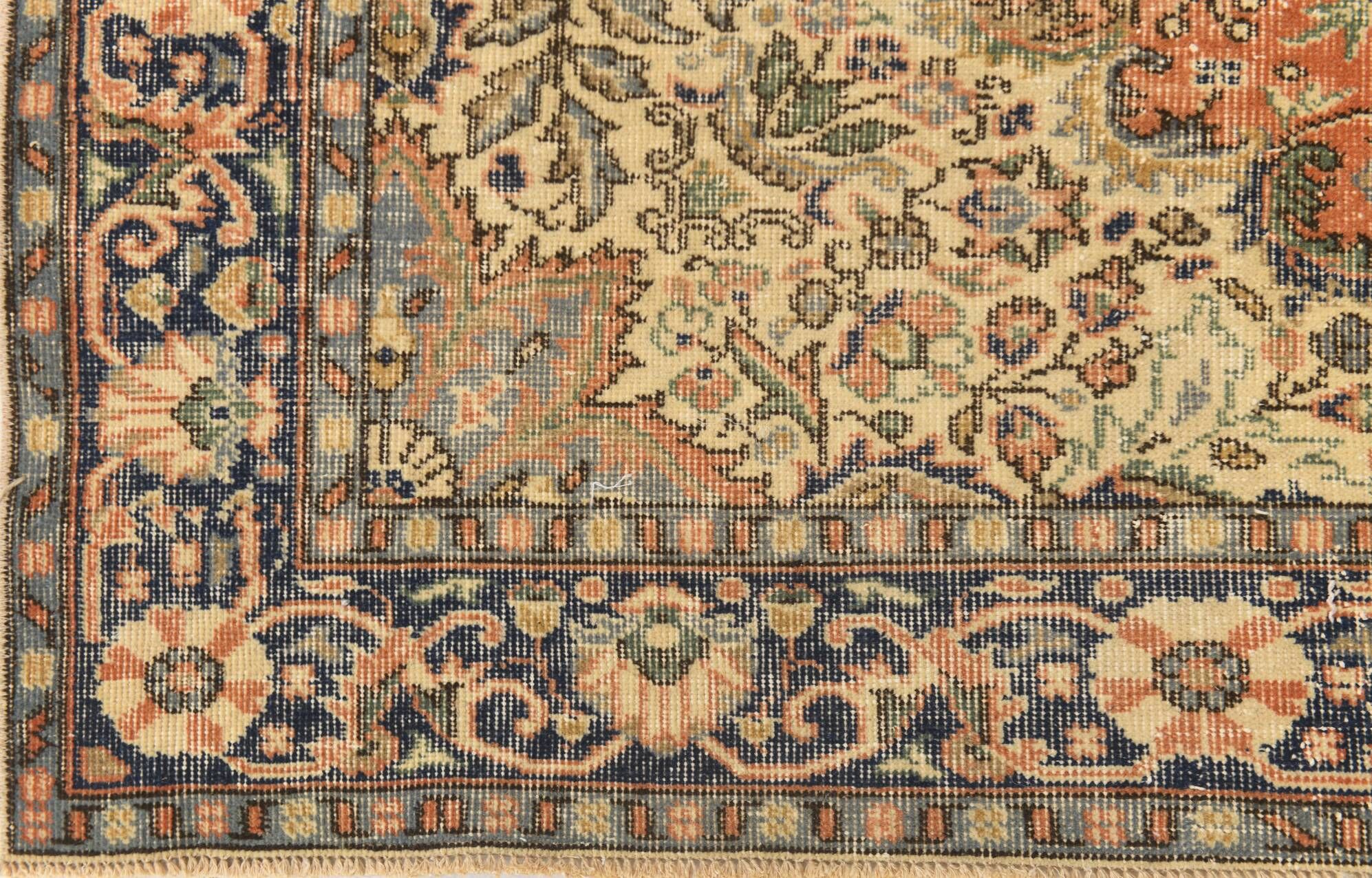 Vintage Turkish rug in red and beige with floral medallion, 199 × 288 cm