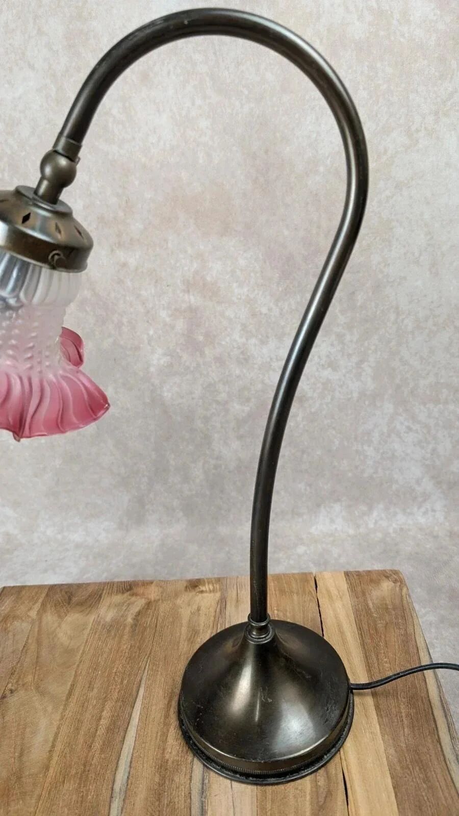 Vintage lamp with retro charm – frosted pink glass tulip