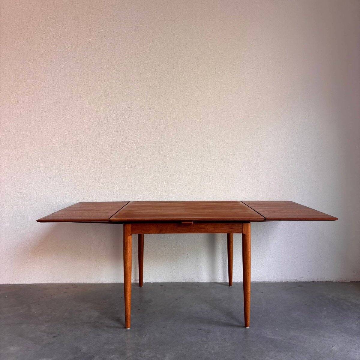Danish vintage diningtable teak