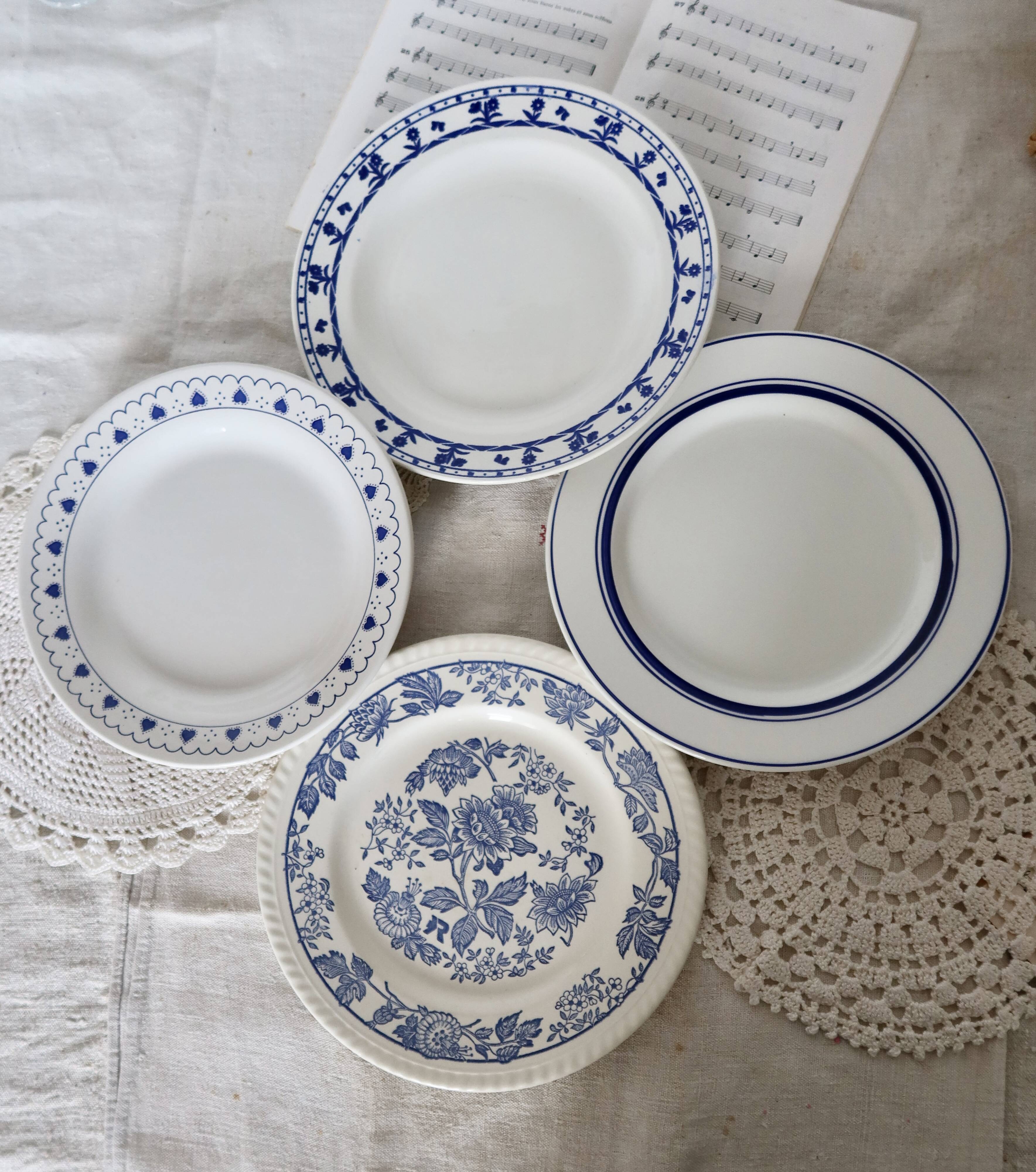 4 vintage mismatched flat plates in blue and white earthenware porcelain - Lot Emma