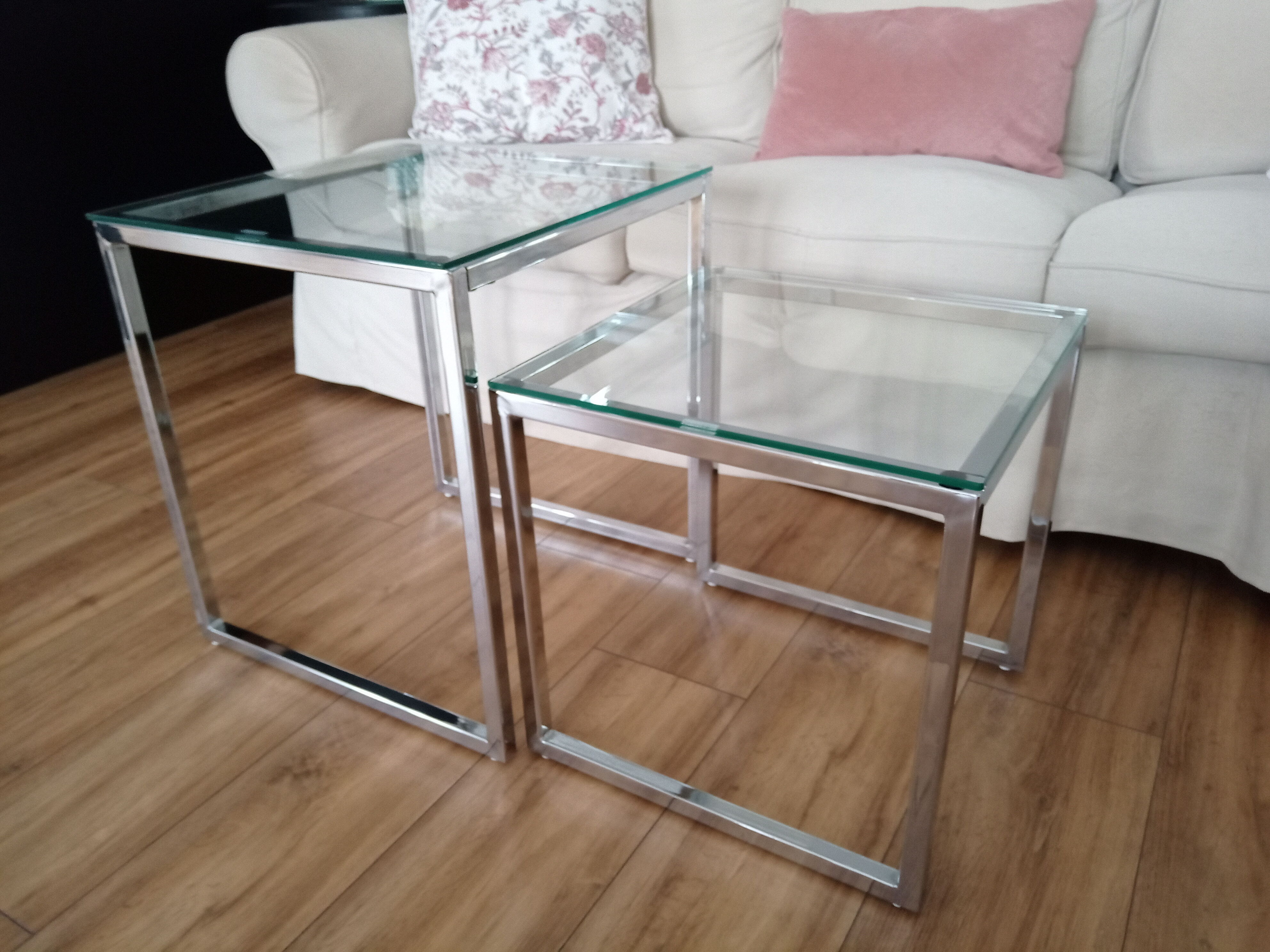 Tables basses gigognes design plateaux en verre transparent et piètements chromés