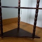 Corner shelf, corner with spool uprights