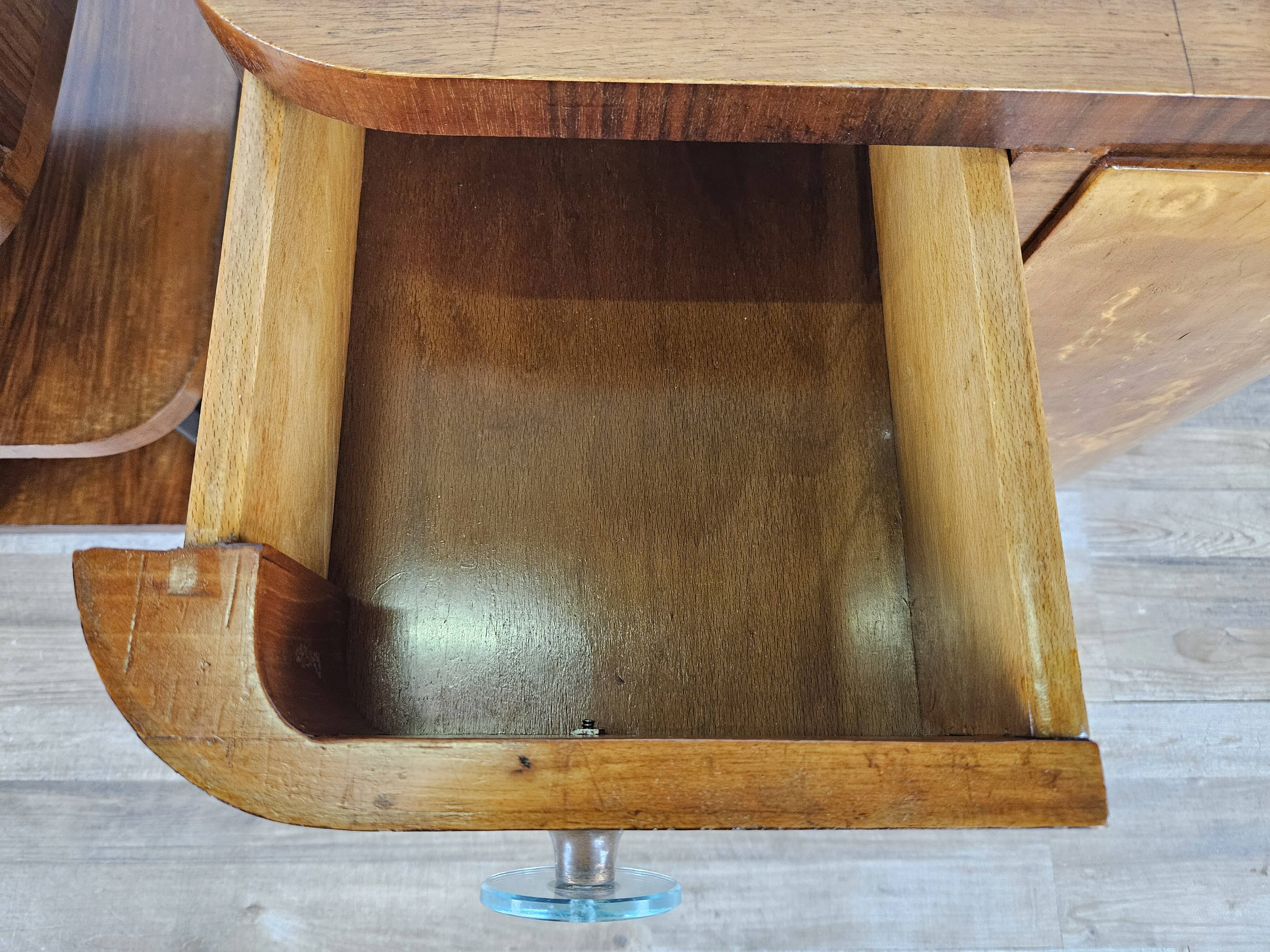 Pair of Art Decò bedside tables in walnut and thuja