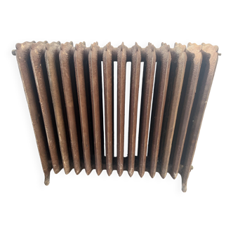 Antique free-standing radiator with fourteen flowered cast iron blades, 20th century