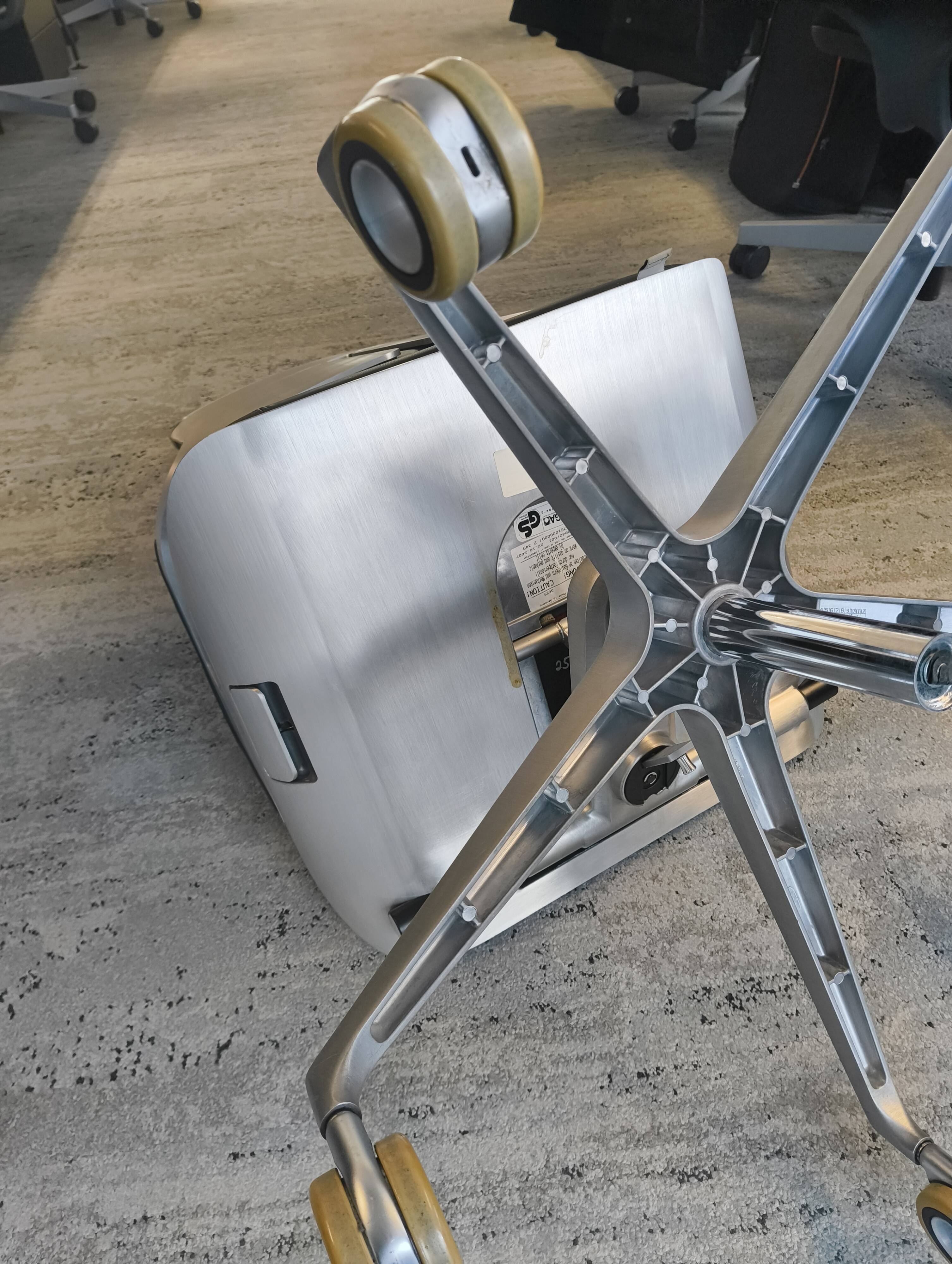 Black leather executive chair - silver interstuhl