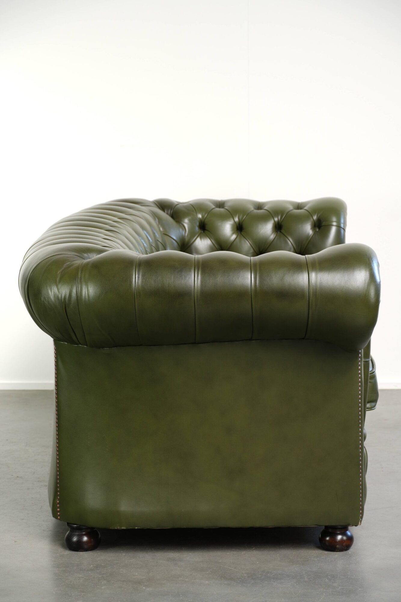 Green cow leather 2.5-seater Chesterfield sofa in English style