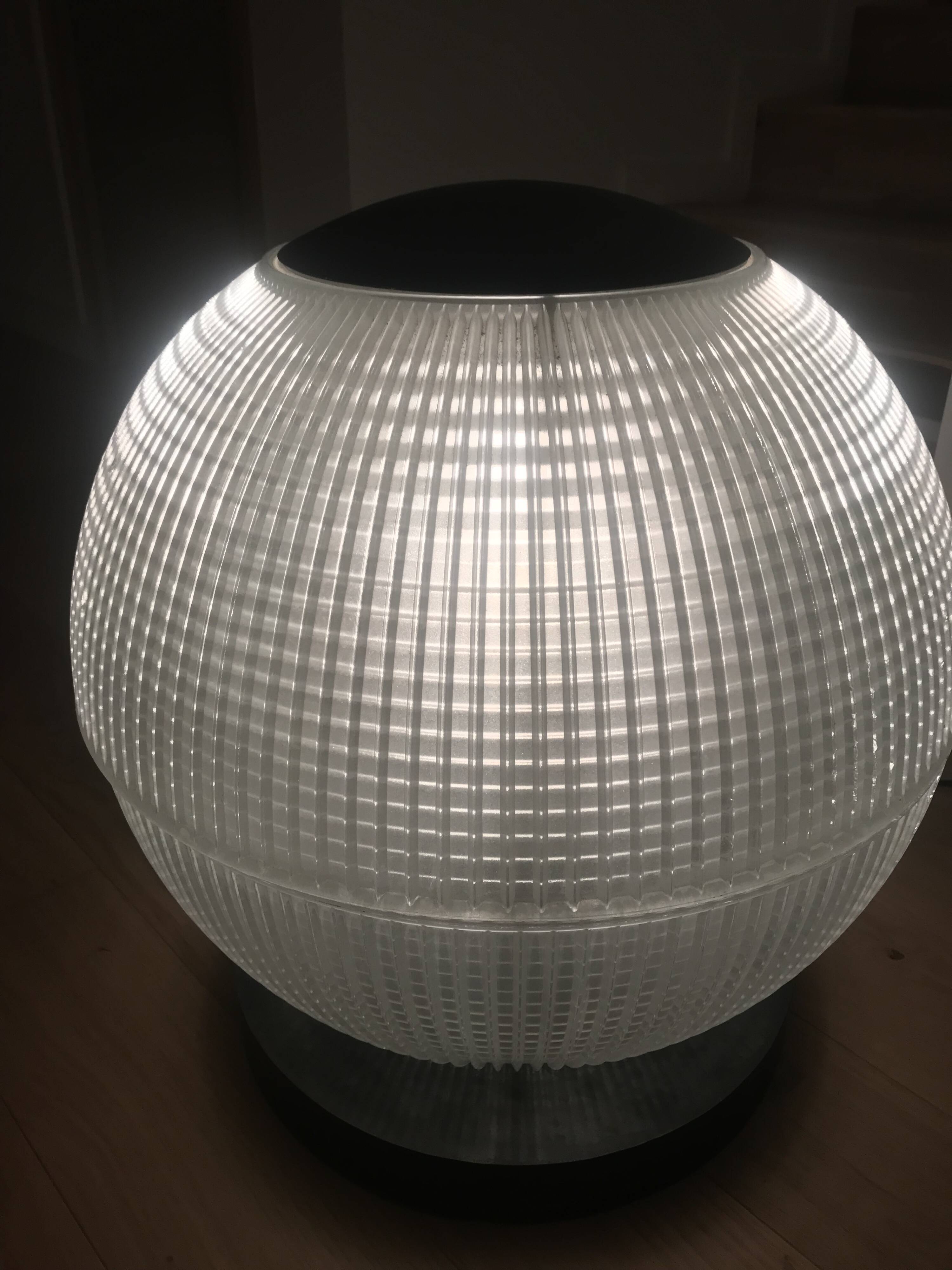 Lampe importante industrielle sur platine et roulettes