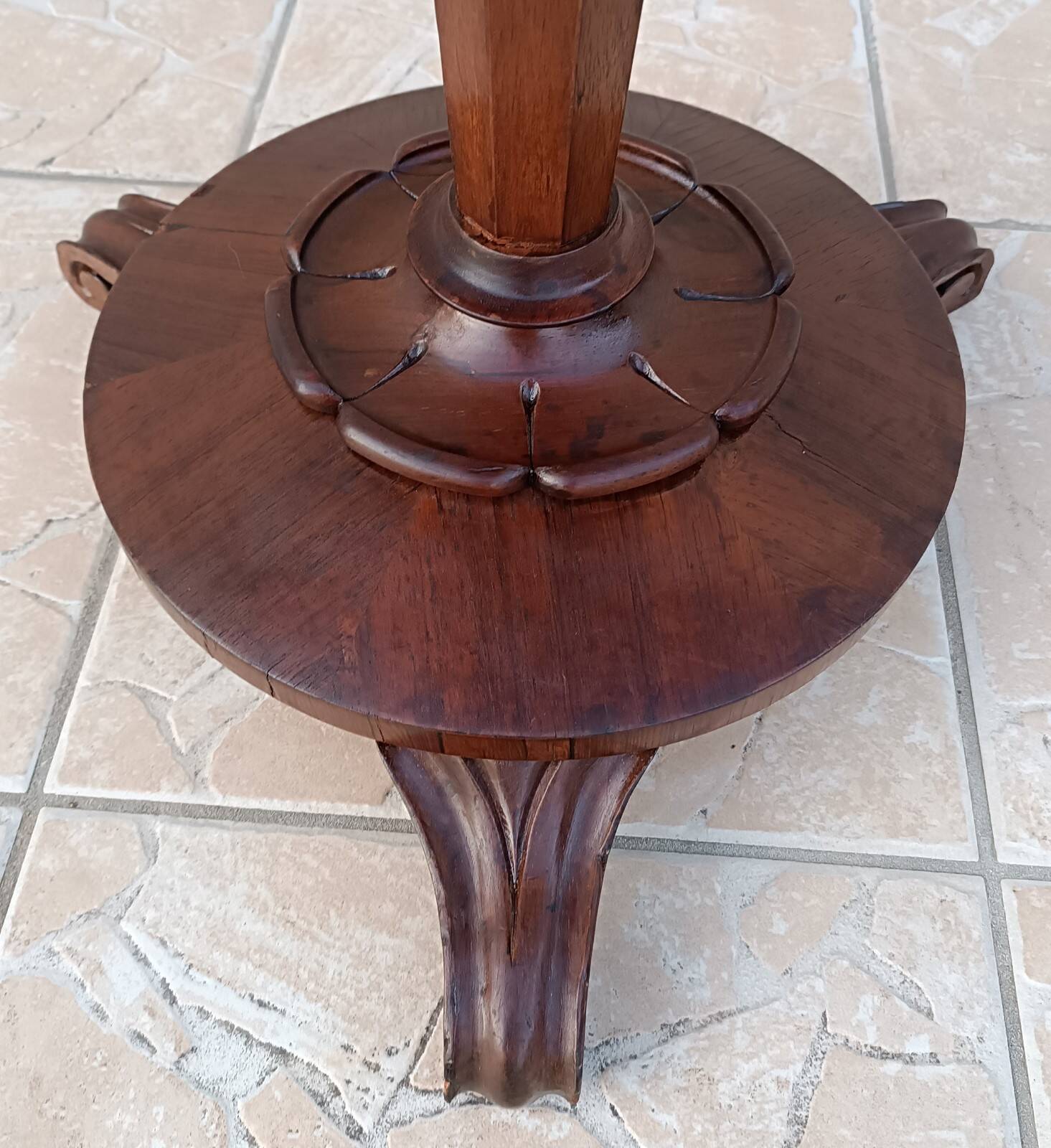 Art Nouveau side table in walnut and marble