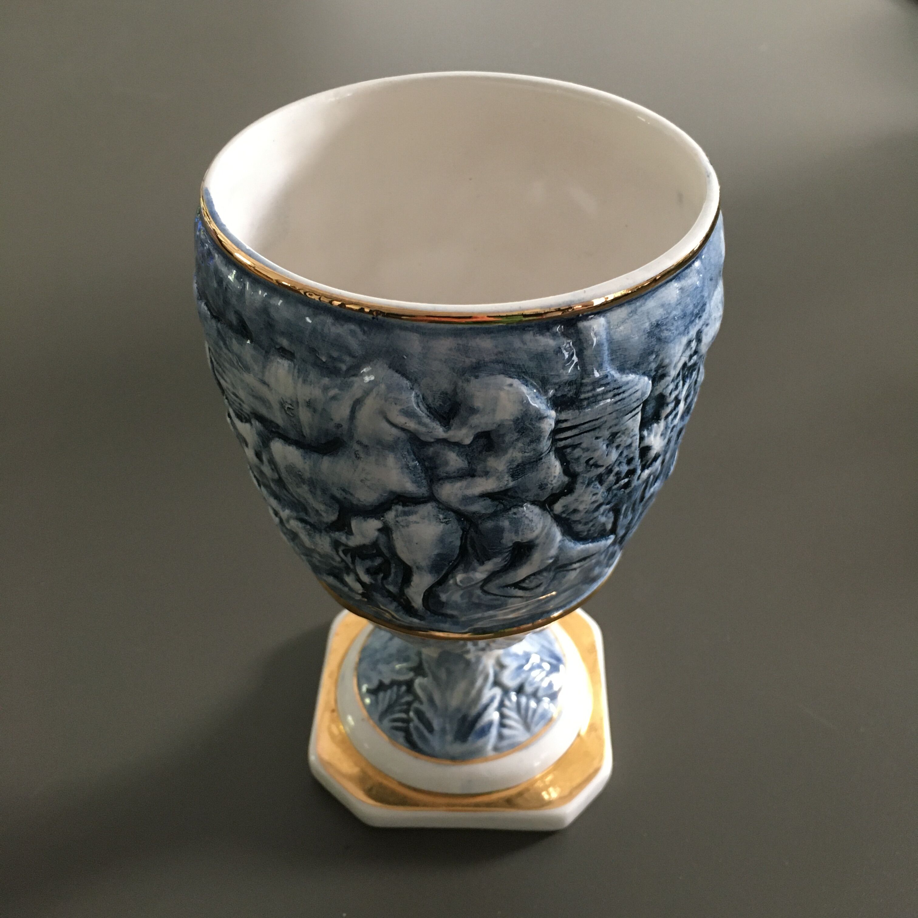 Vase style Médicis décor relief