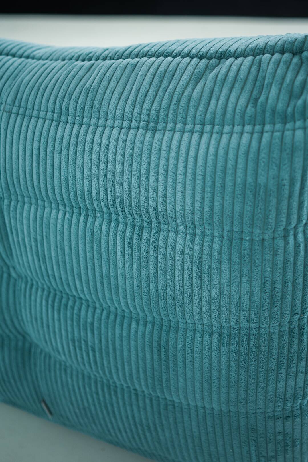 Ensemble de fauteuil et pouf Togo en velours côtelé bleu clair.