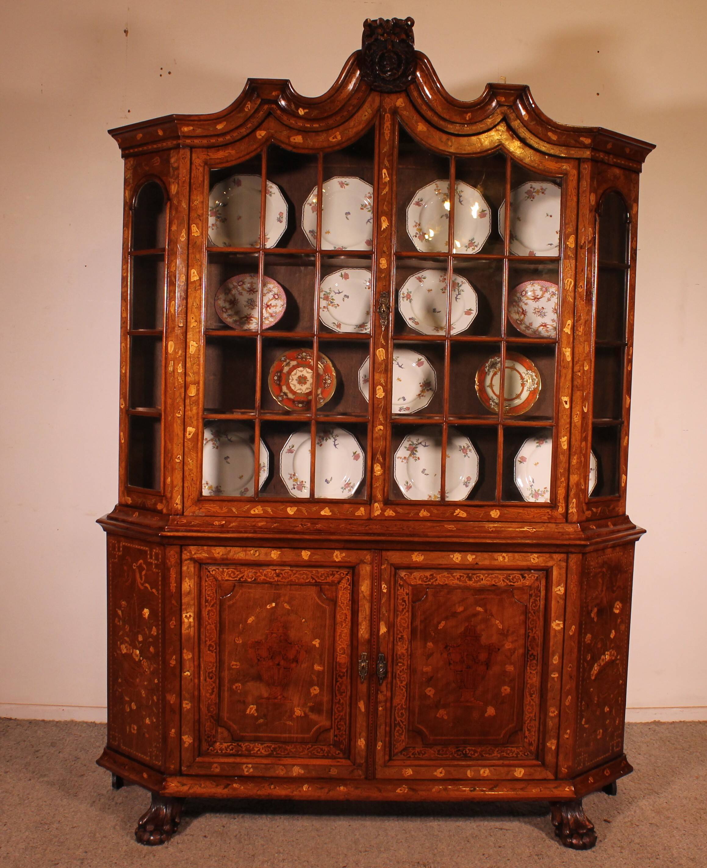 Vitrine hollandaise en marqueterie circa 1800
