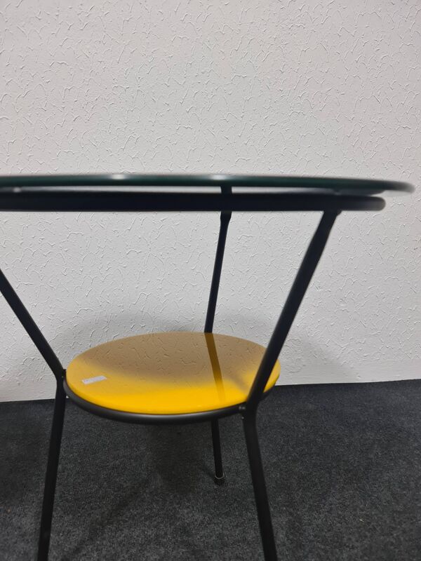 Une paire de tables d'appoint vintage avec plateau en verre.