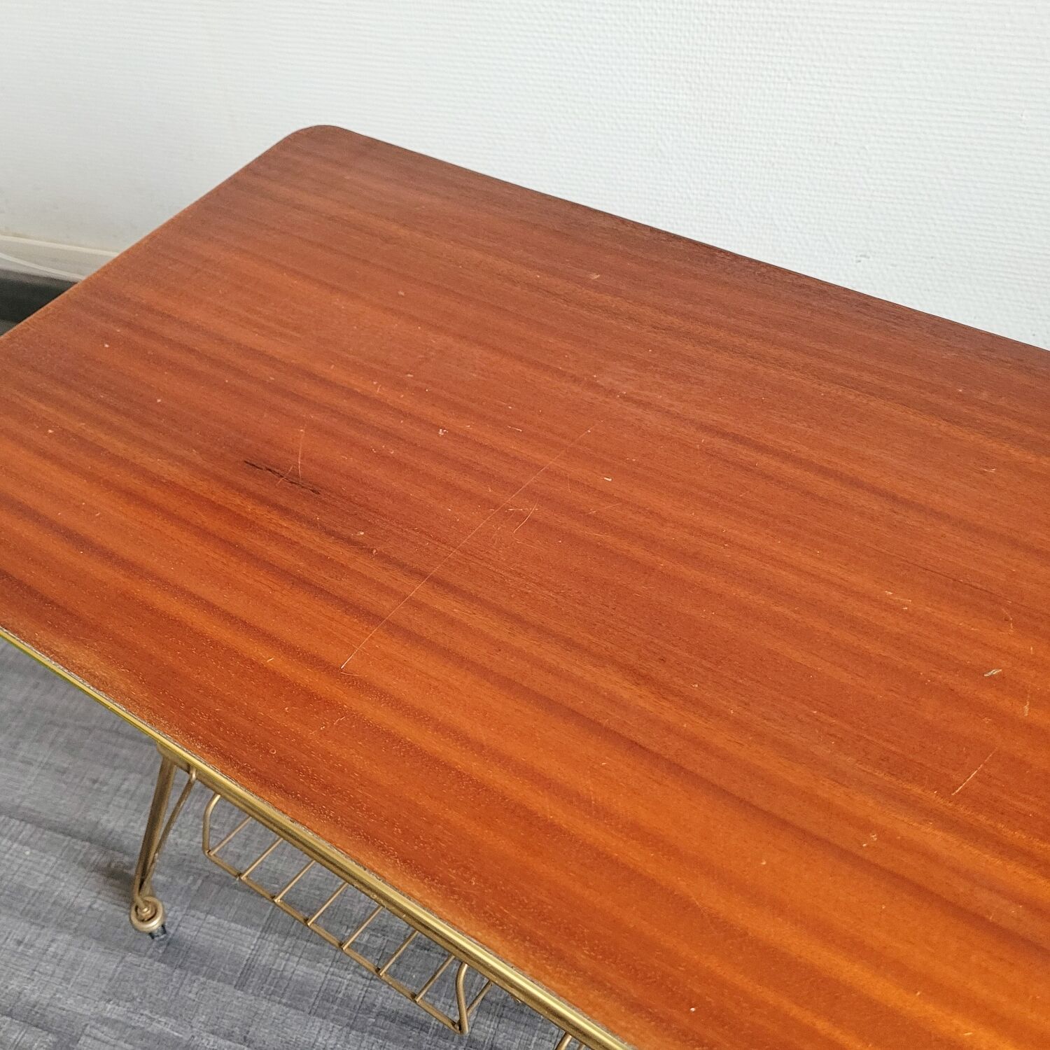 Table desserte à roulettes porte vinyles