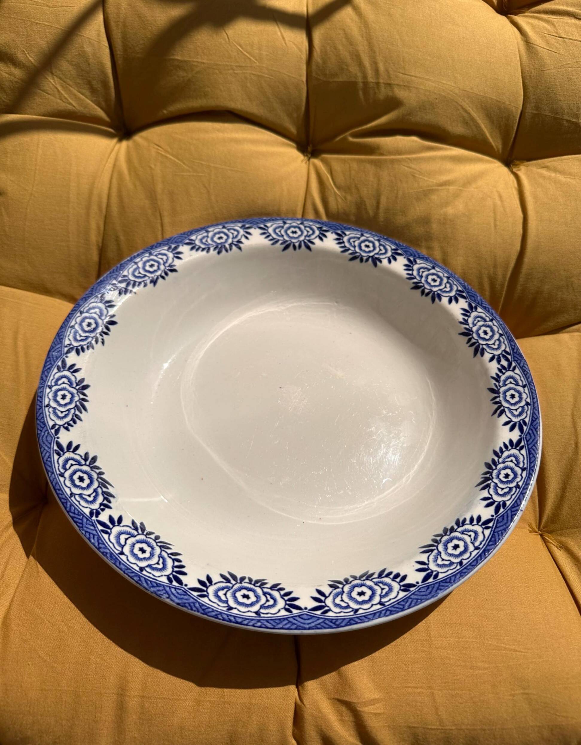 Large shallow dish in Sarreguemines earthenware, "Capri" model.