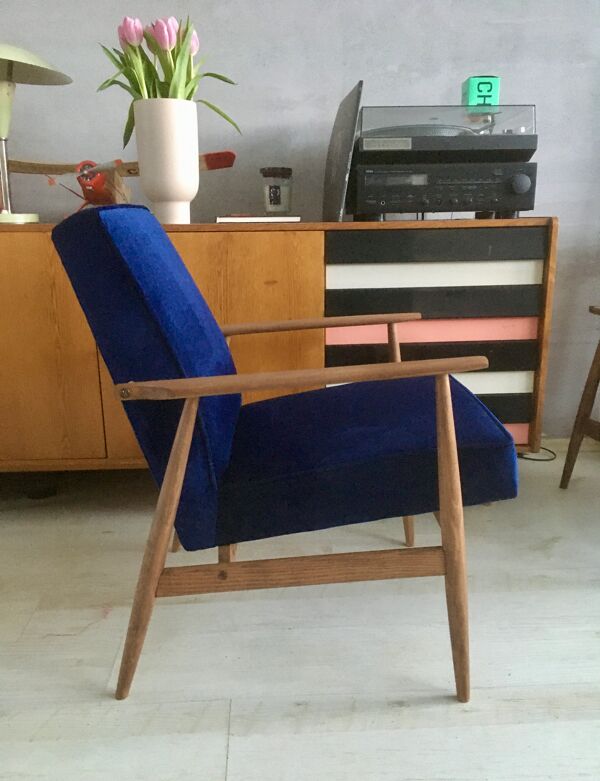 Fauteuil vintage original 300-190 du milieu du siècle en velours bleu marine