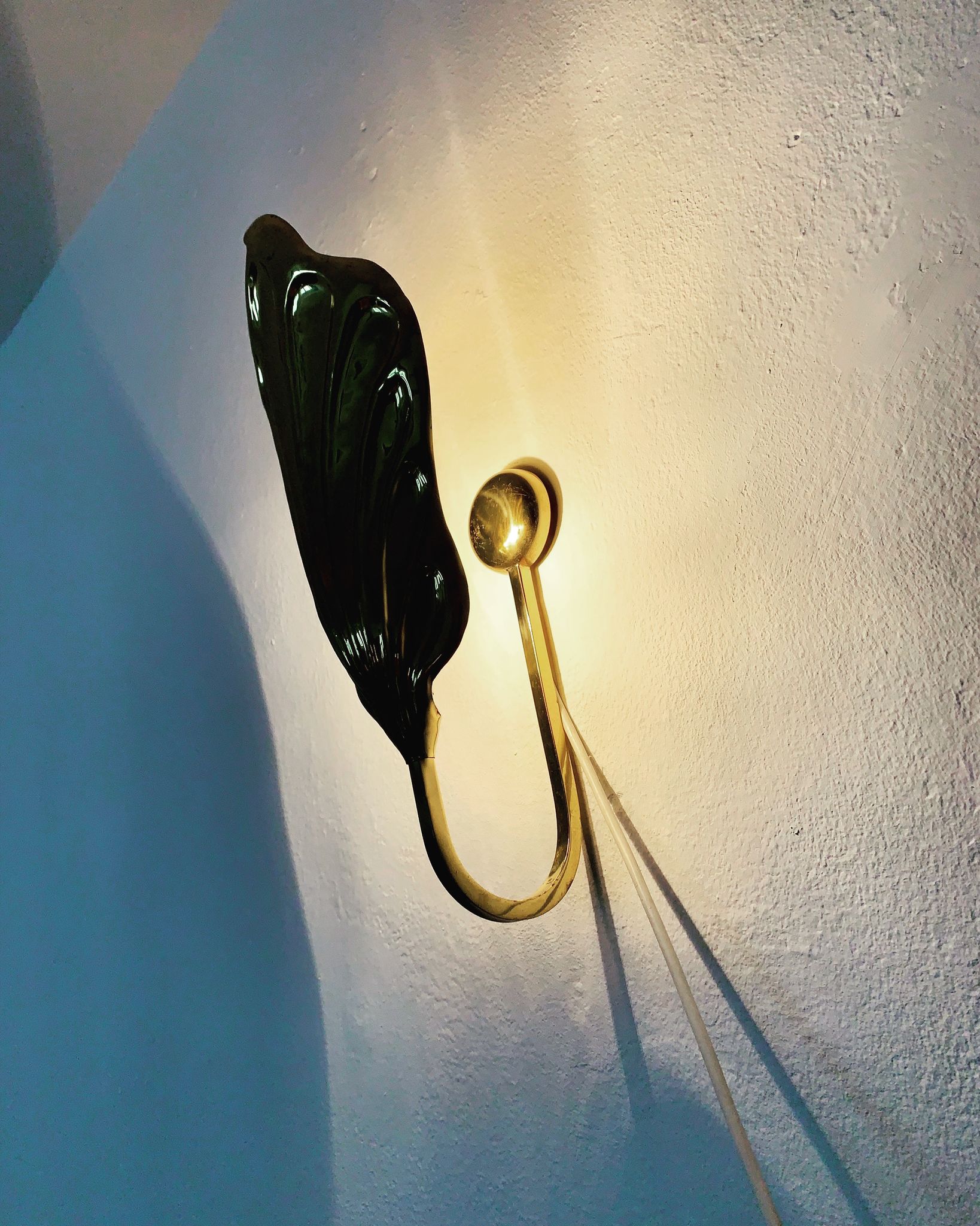 Set of 2 italian Mid Century Modern brass leaf shaped wall lamps by Tommaso Barbi