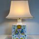 Lampe de table en faïence à décors d'oiseaux et de fleurs