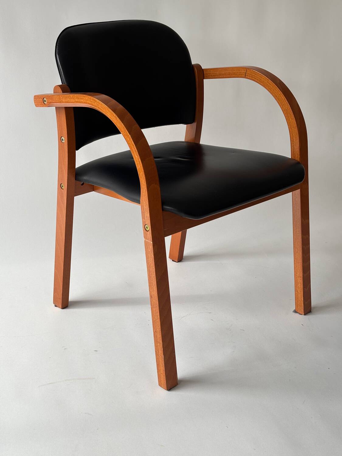 Chaise de bureau bois et Skaï noir 1980