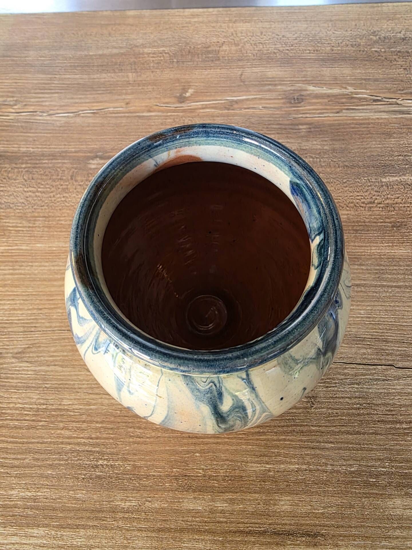 Round vase in chamotte clay / mixed with blue speckled glaze – Signed – H 13.5