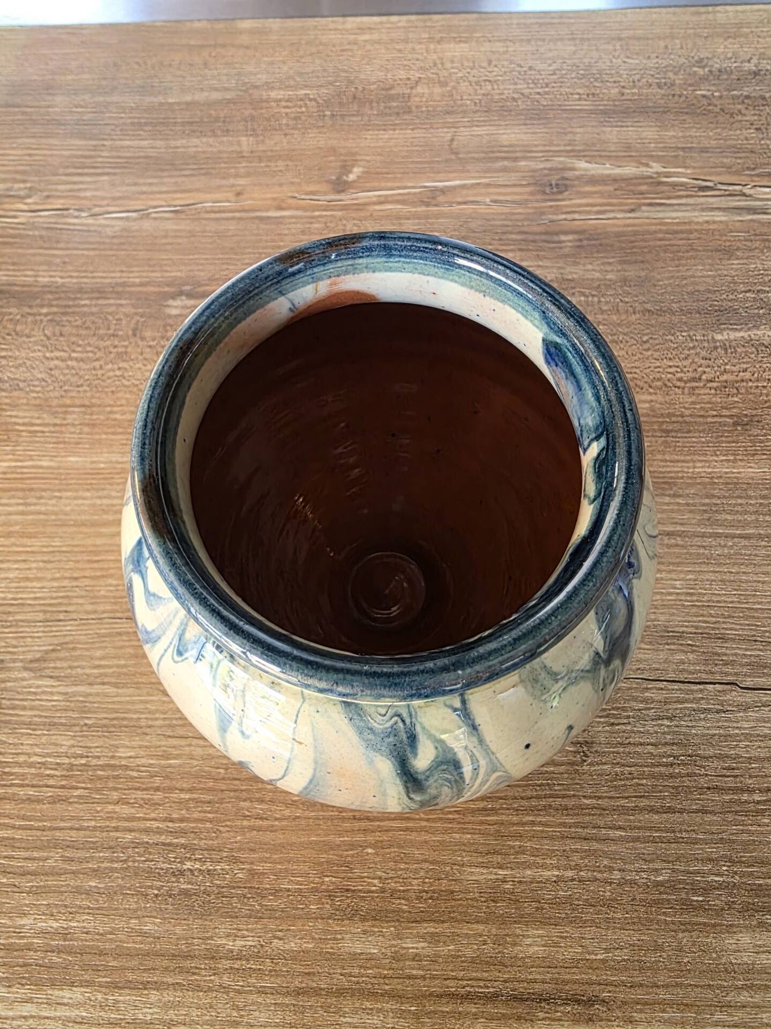 Round vase in chamotte clay / mixed with blue speckled glaze – Signed – H 13.5