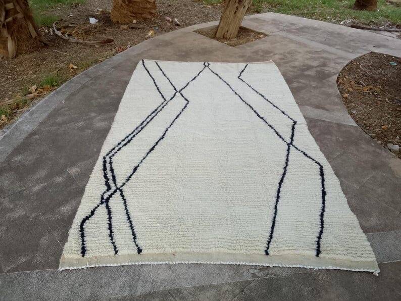 Handmade traditional Beni Ourain Berber rug, size 150 x 250 cm.