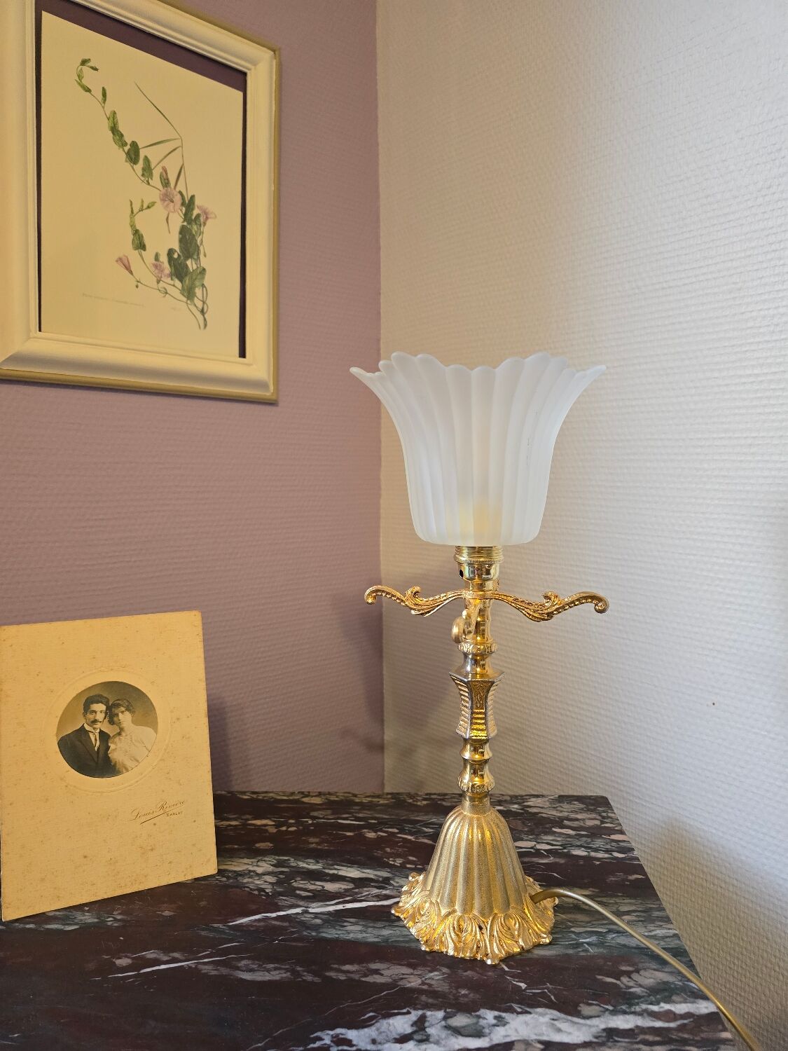Lampe à poser originale éléments en métal doré et tulipe