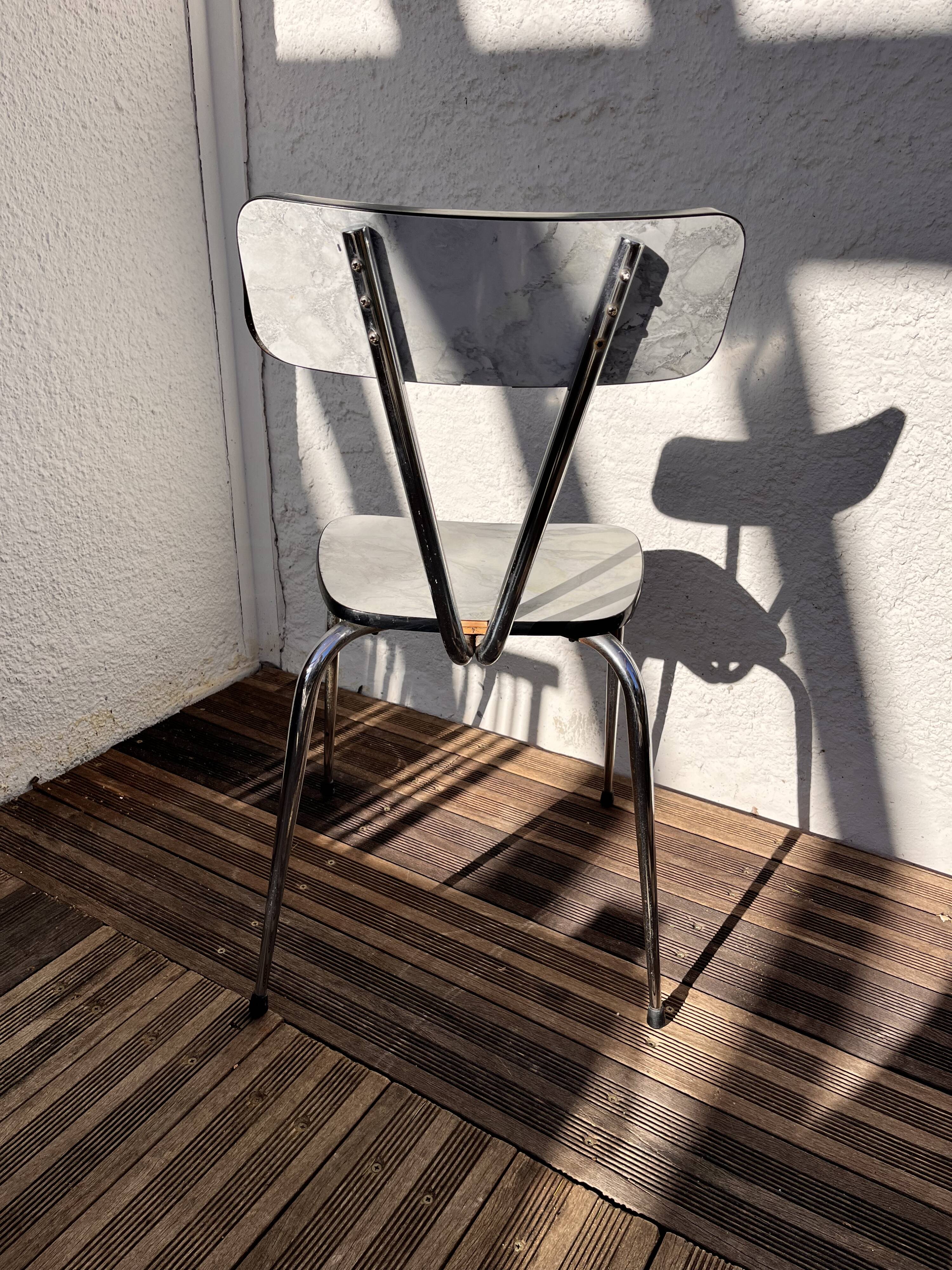 Formica table with marble motif, with drawer and its 3 chairs.