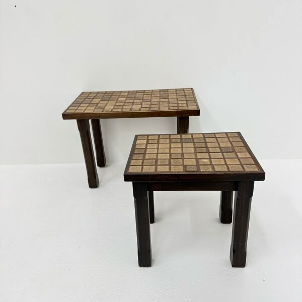 Ensemble de 2 tables d'appoint brutalistes en chêne massif avec plateau en carrelage, années 1970.