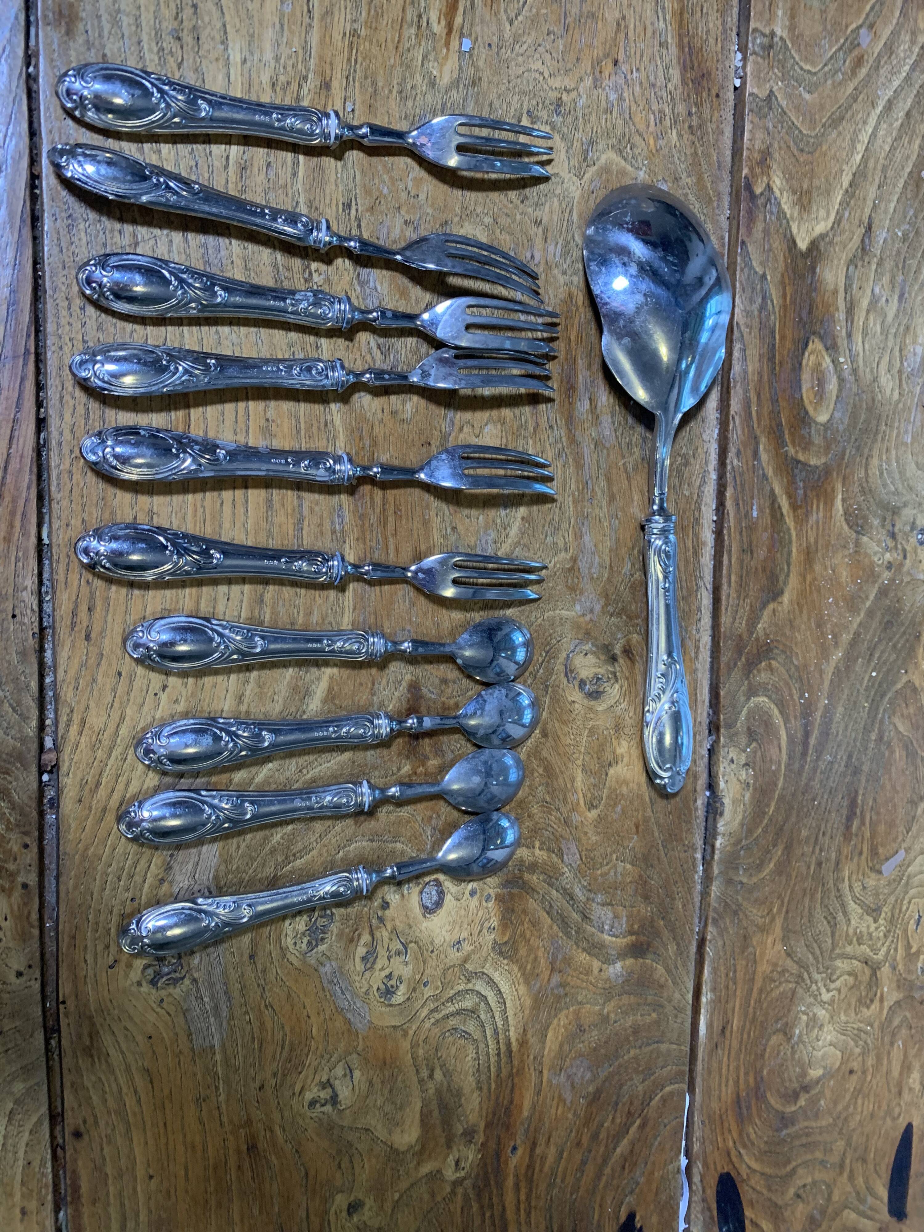 Service de couverts à dessert composé de 11 pièces poinçon 800 ouvragées anciens et collector