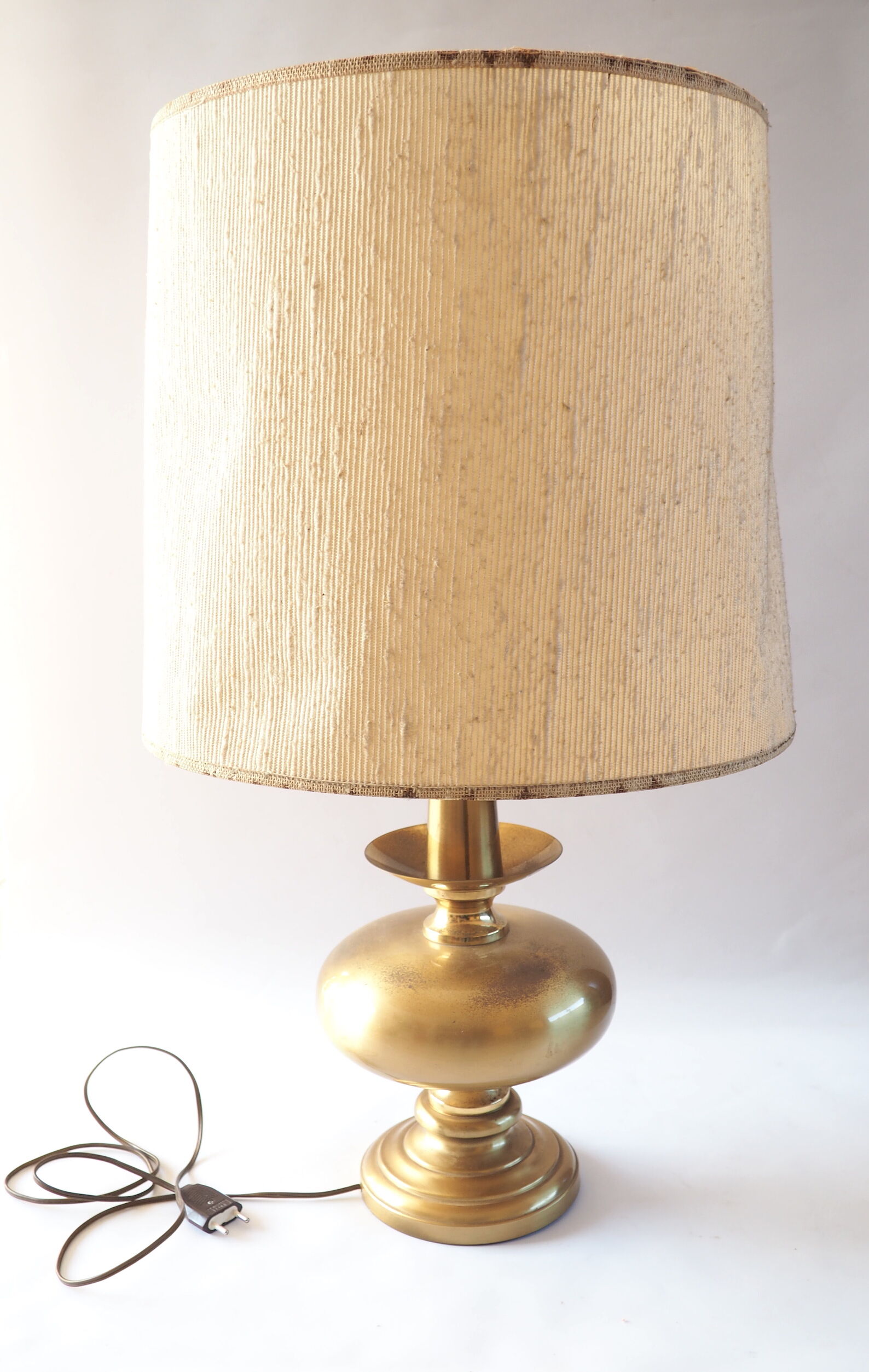Grande lampe pied métal doré