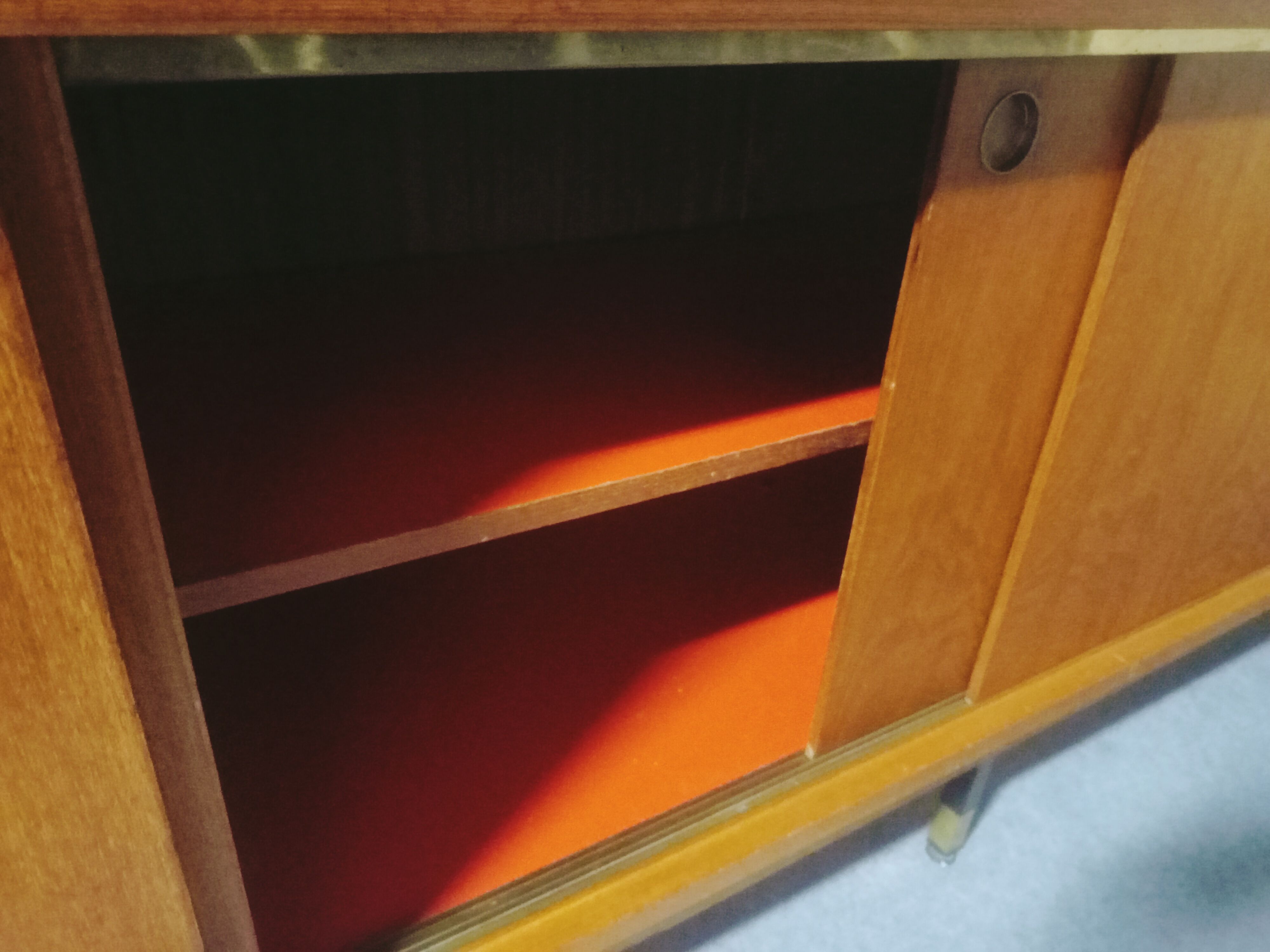 Modular wall shelf in Paolozzi teak