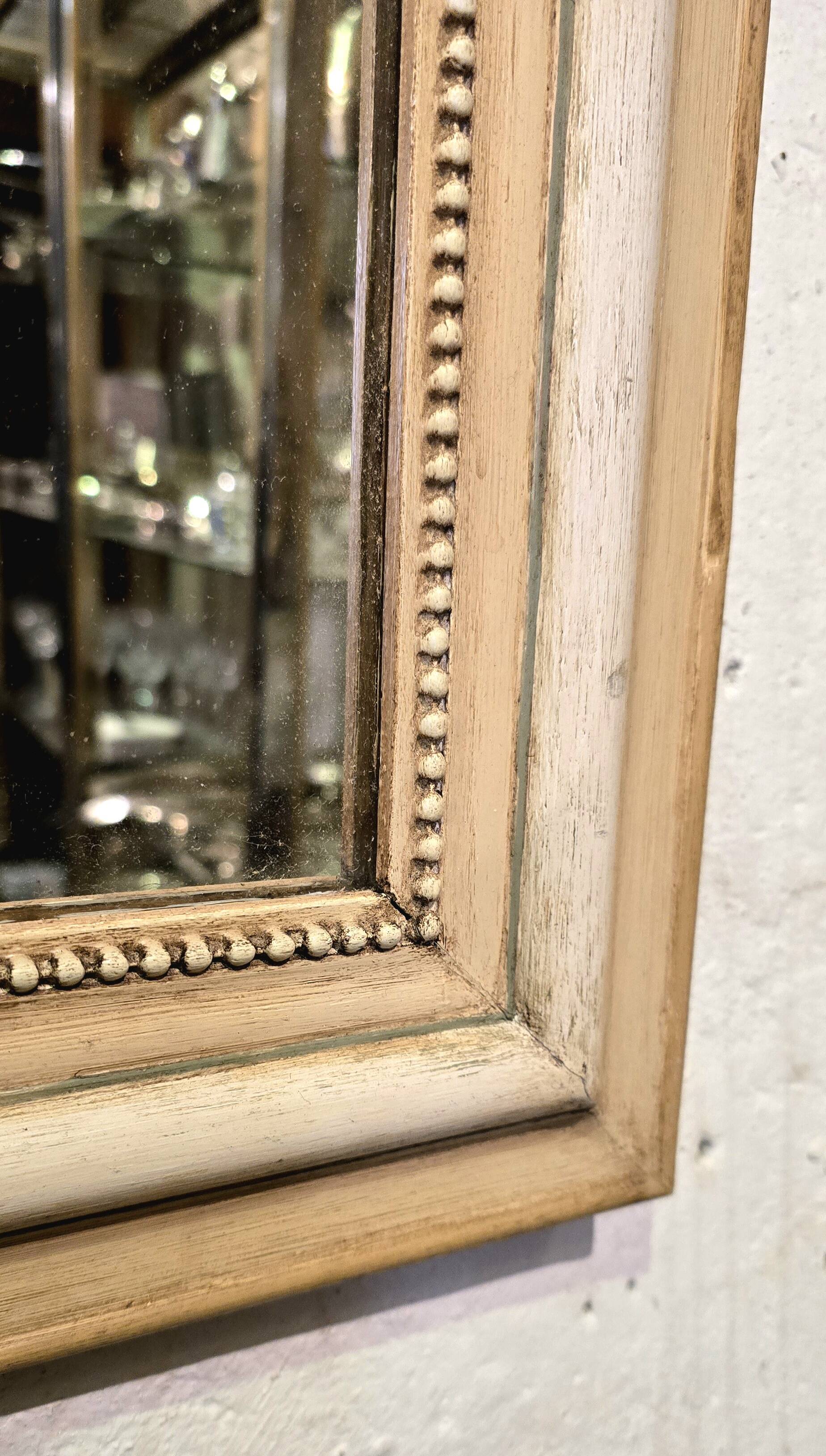 Miroir à fronton sculpté, stuc et bois peint de style Napoléon III - début